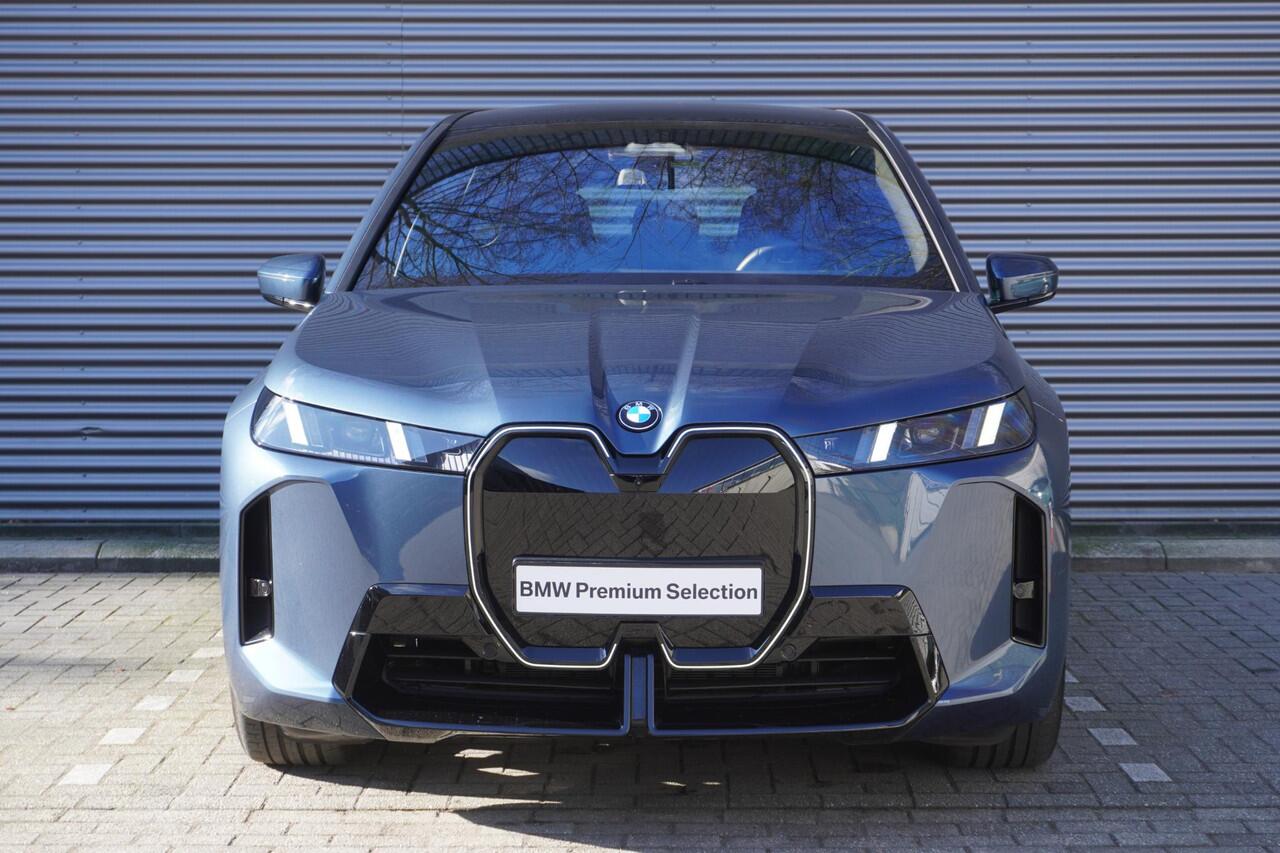 BMW iX xDrive60 M Sportpakket Pro | Comfort Pack | Glazen panoramadak Sky Lounge | HIFI System Harman Kardon | Driving Assistant Professional
