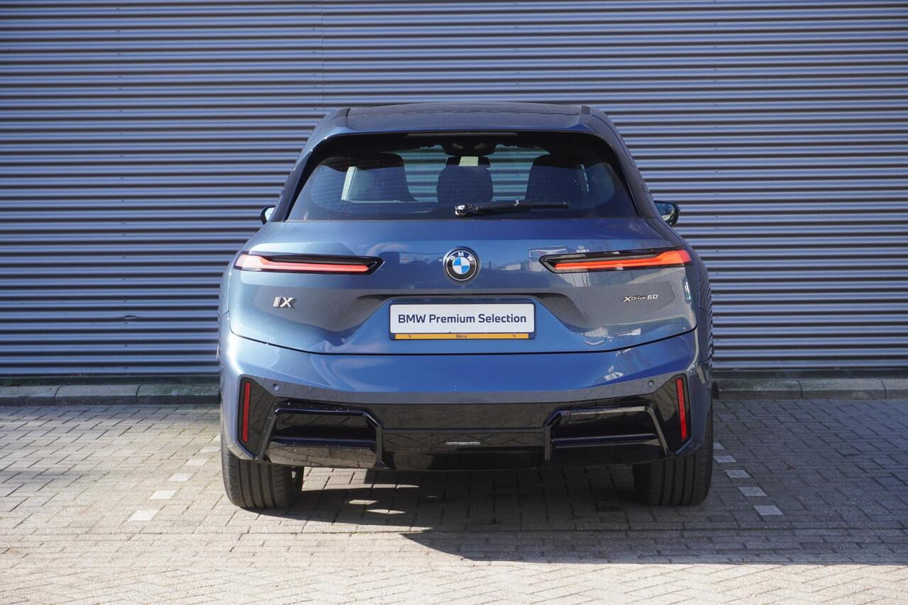 BMW iX xDrive60 M Sportpakket Pro | Comfort Pack | Glazen panoramadak Sky Lounge | HIFI System Harman Kardon | Driving Assistant Professional