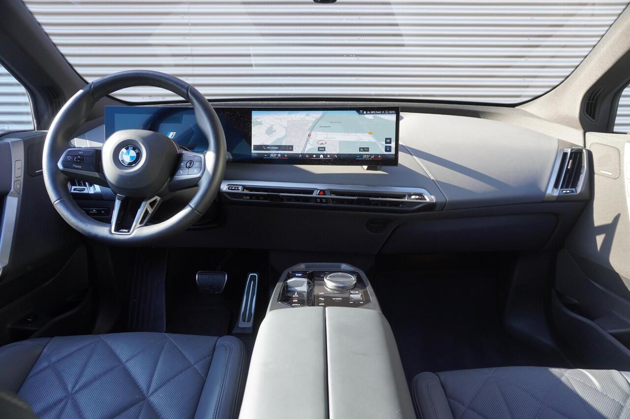 BMW iX xDrive60 M Sportpakket Pro | Comfort Pack | Glazen panoramadak Sky Lounge | HIFI System Harman Kardon | Driving Assistant Professional