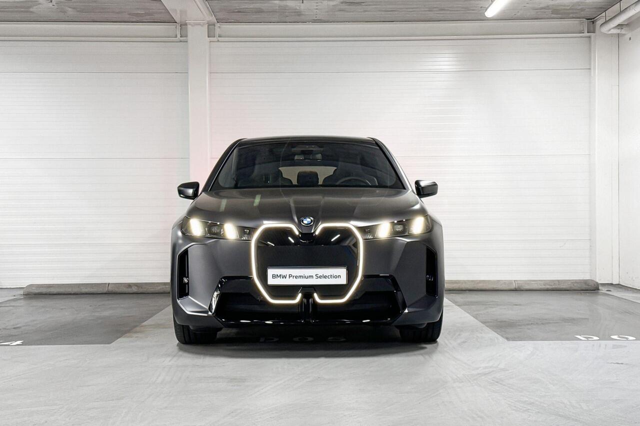 BMW iX xDrive60 | M-Sport Pro | Innovation Pack | Comfort Pack | Driving Assistant Professional | Parking Assistant Professional | Bowers&Wilkins | Sky Lounge | Soft-Close | Comfort Access | Trekhaak