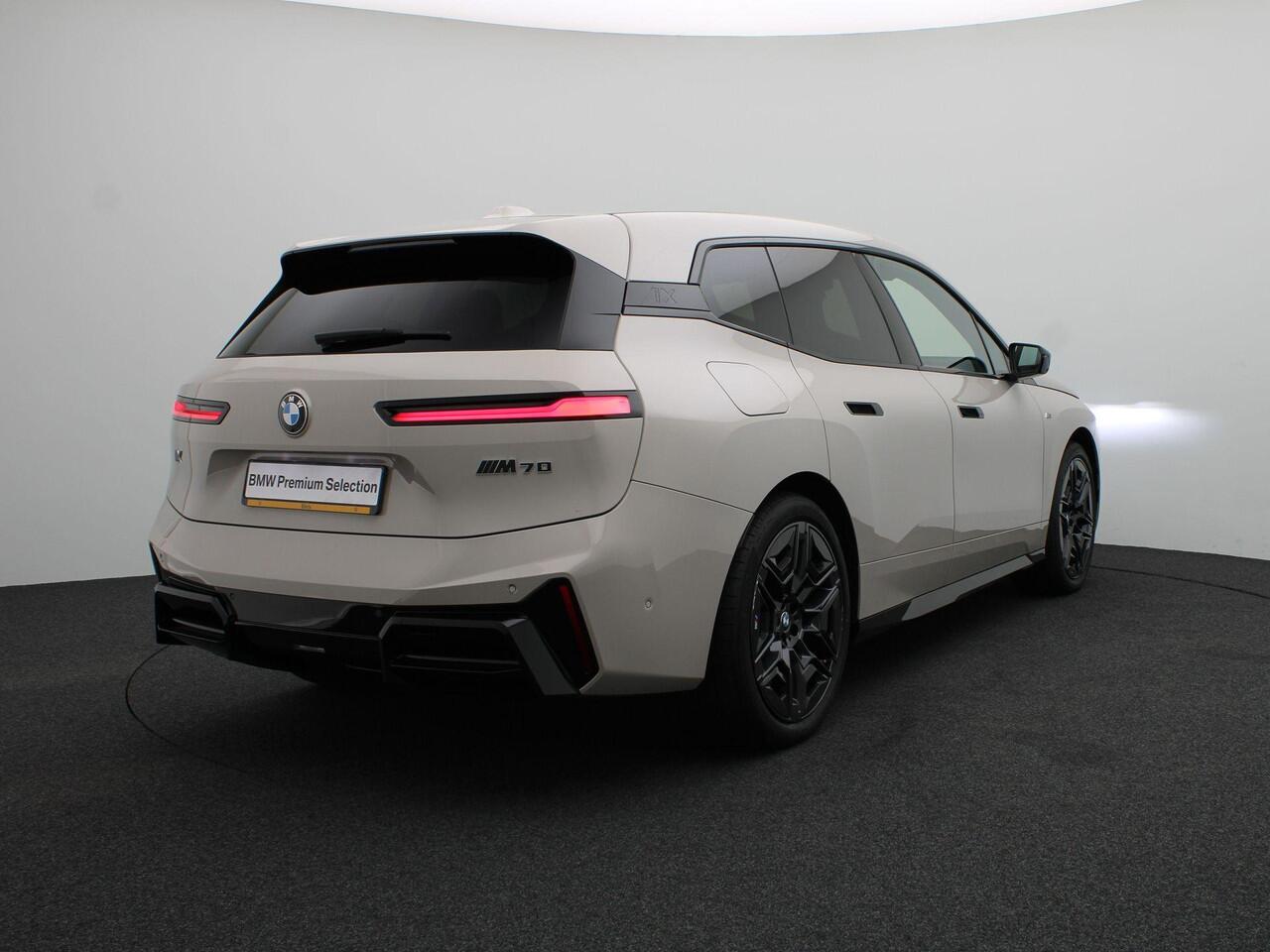 BMW iX xDrive M70 112 kWh M Sportpakket Pro | Trekhaak | Stoelventilatie | Driving Assist Prof | Bowers & Wilkins | 22" | Lentevoordeel