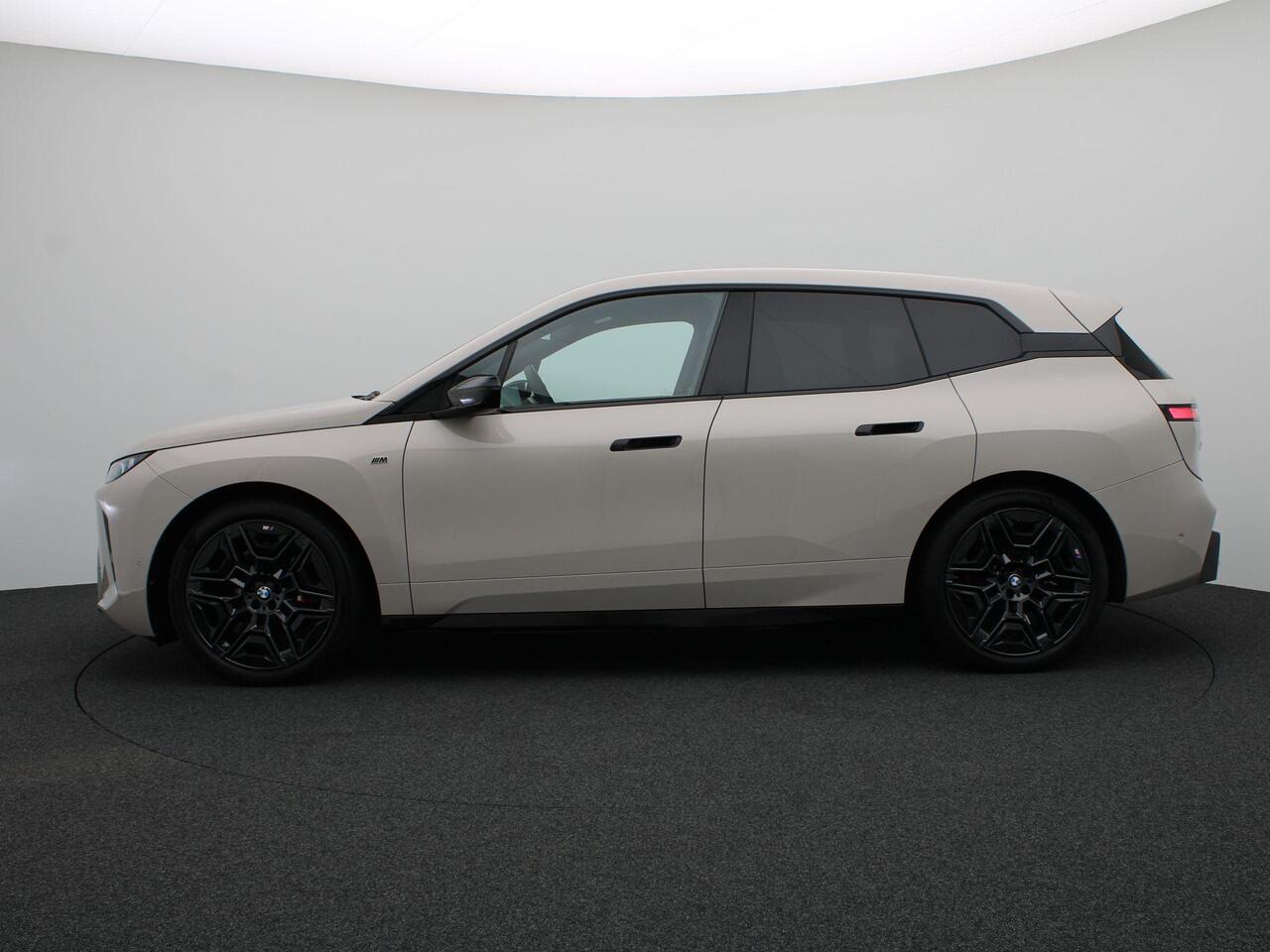 BMW iX xDrive M70 112 kWh M Sportpakket Pro | Trekhaak | Stoelventilatie | Driving Assist Prof | Bowers & Wilkins | 22" | Lentevoordeel