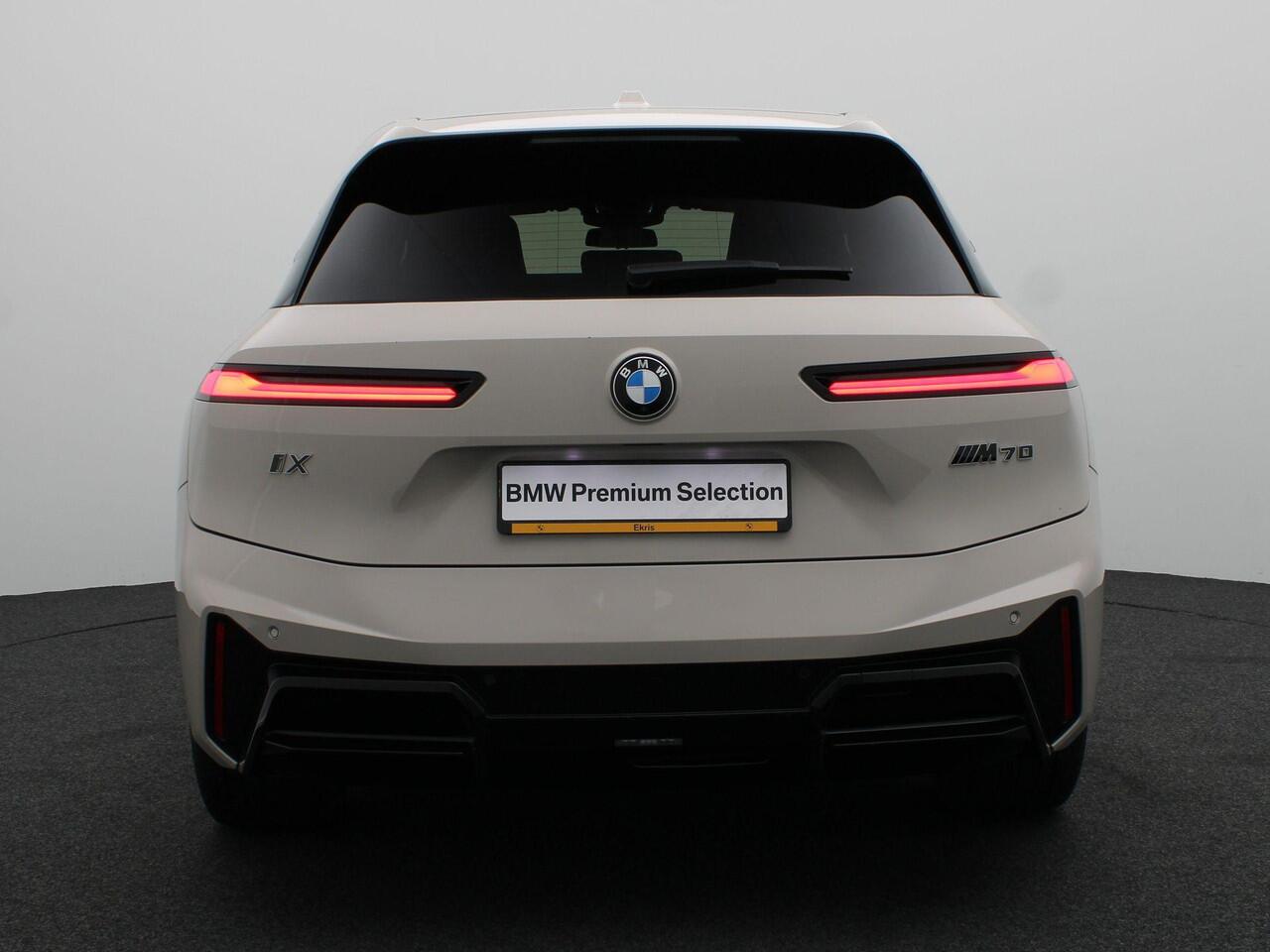BMW iX xDrive M70 112 kWh M Sportpakket Pro | Trekhaak | Stoelventilatie | Driving Assist Prof | Bowers & Wilkins | 22" | Lentevoordeel