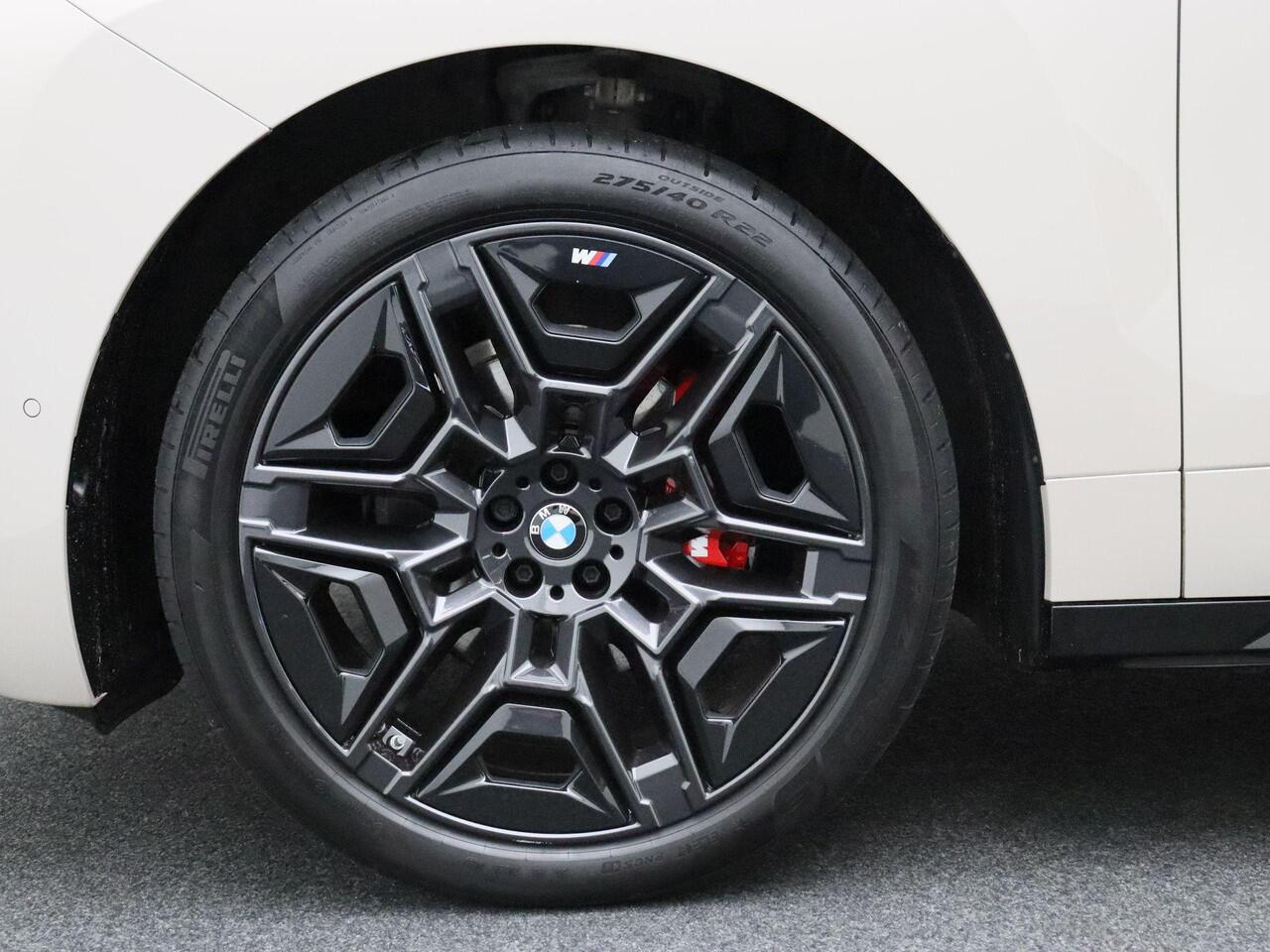 BMW iX xDrive M70 112 kWh M Sportpakket Pro | Trekhaak | Stoelventilatie | Driving Assist Prof | Bowers & Wilkins | 22" | Lentevoordeel