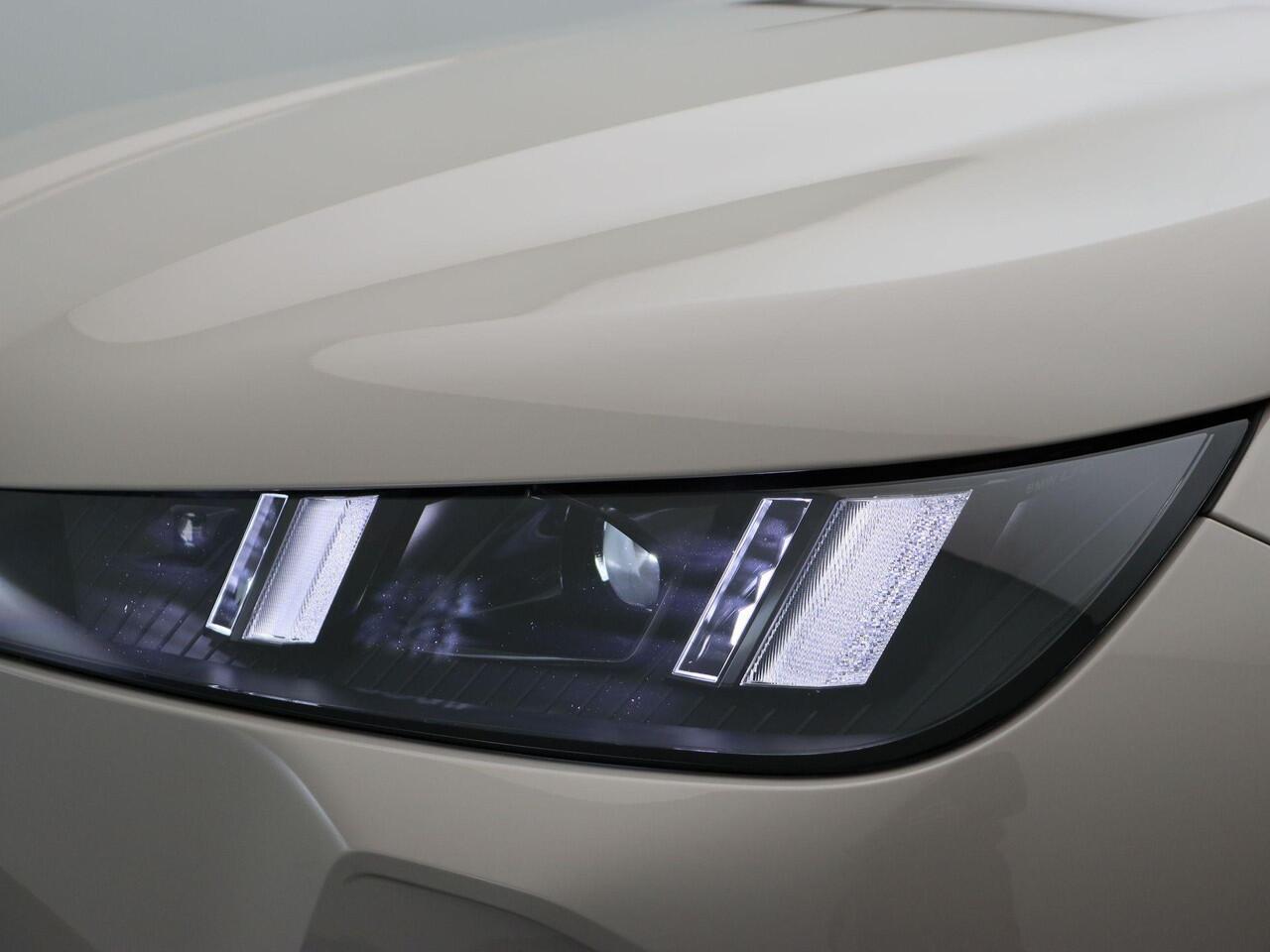 BMW iX xDrive M70 112 kWh M Sportpakket Pro | Trekhaak | Stoelventilatie | Driving Assist Prof | Bowers & Wilkins | 22" | Lentevoordeel