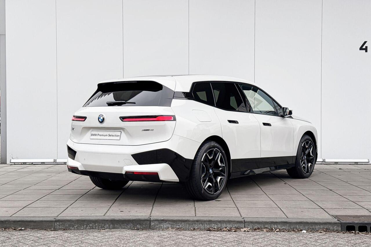 BMW iX xDrive40 High Executive Luchtvering / Harman Kardon Audio / Stoelventilatie / Stoelverwarming / Panoramadak