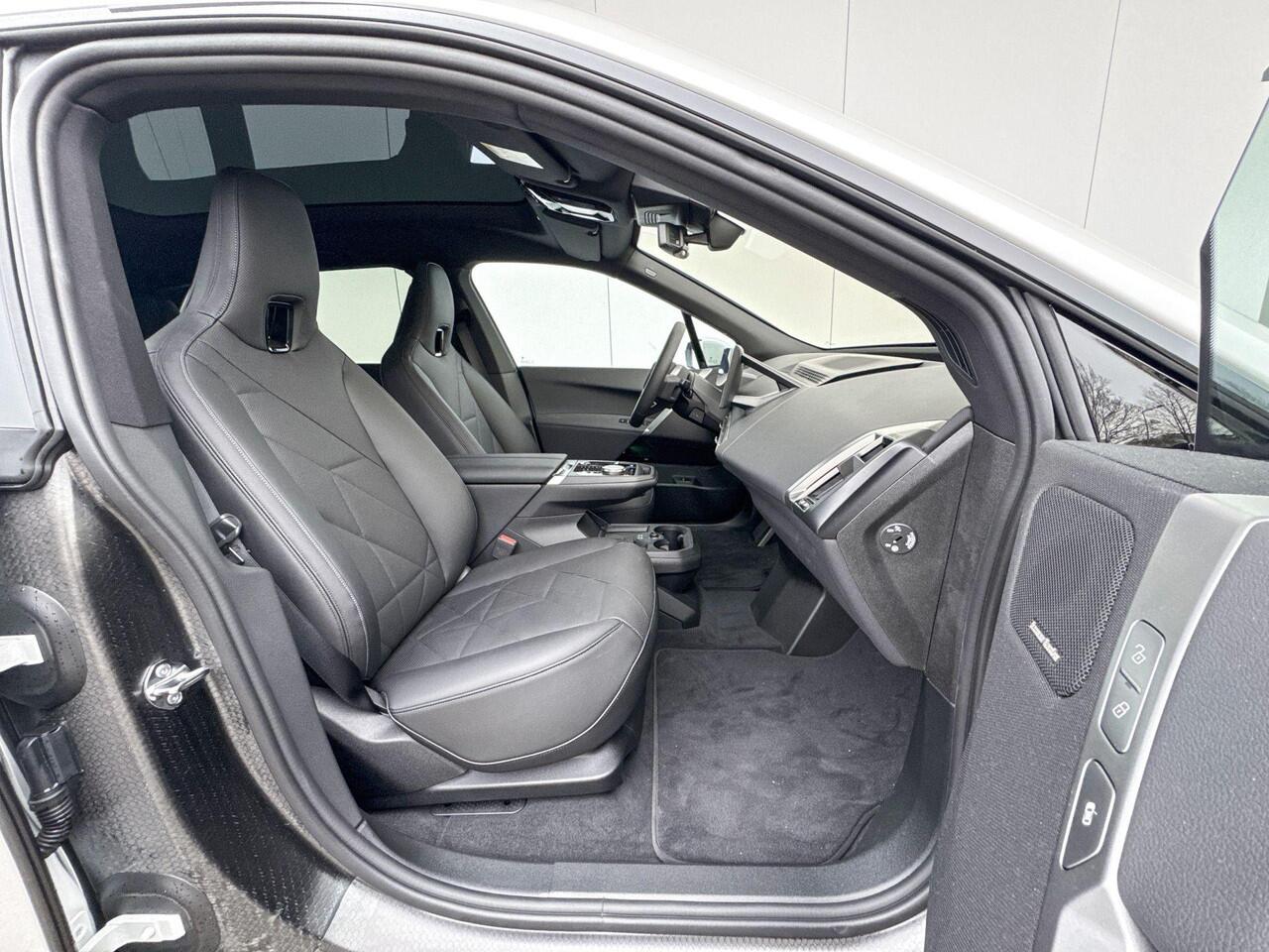 BMW iX xDrive40 High Executive Luchtvering / Harman Kardon Audio / Stoelventilatie / Stoelverwarming / Panoramadak