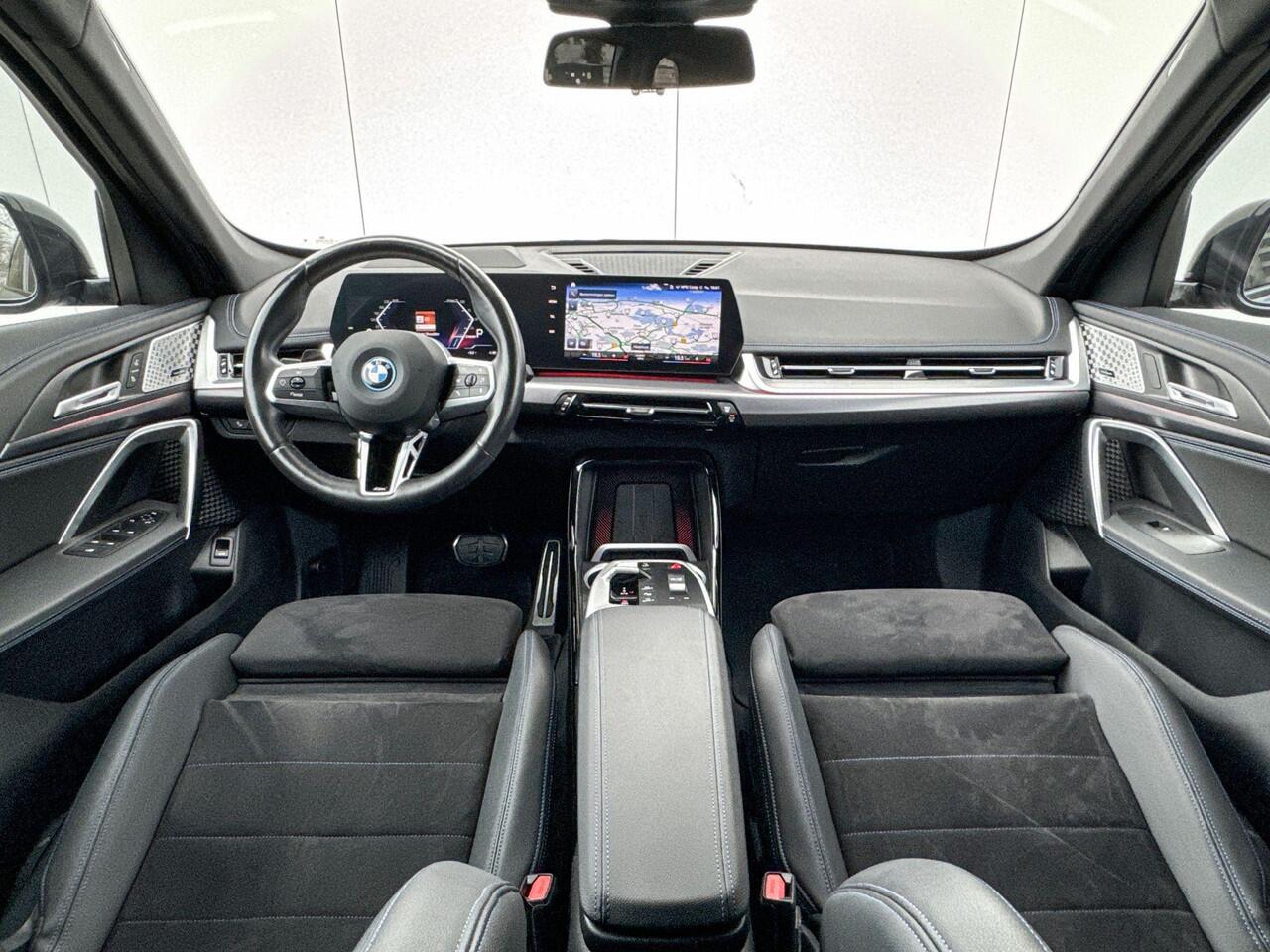 BMW iX1 xDrive30 M-Sport Comfort Acces / Stuurwielrand Verwarming / Stoelverwarming / Getinte Ramen Achter / Adaptieve Led / Head Up Display / Harman Kardon / Parking Plus / Shadow Line Pack / Selections