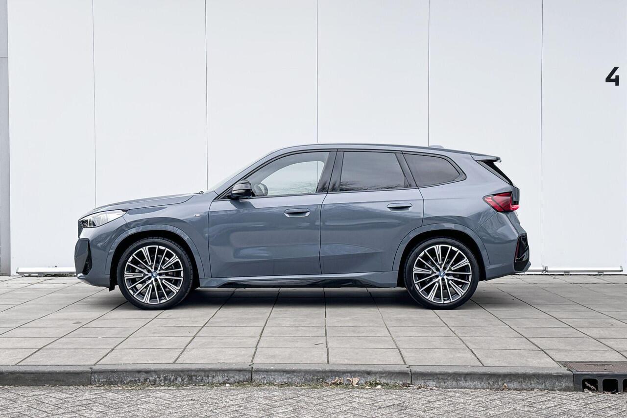BMW iX1 xDrive30 M-Sport Comfort Acces / Stuurwielrand Verwarming / Stoelverwarming / Getinte Ramen Achter / Adaptieve Led / Head Up Display / Harman Kardon / Parking Plus / Shadow Line Pack / Selections