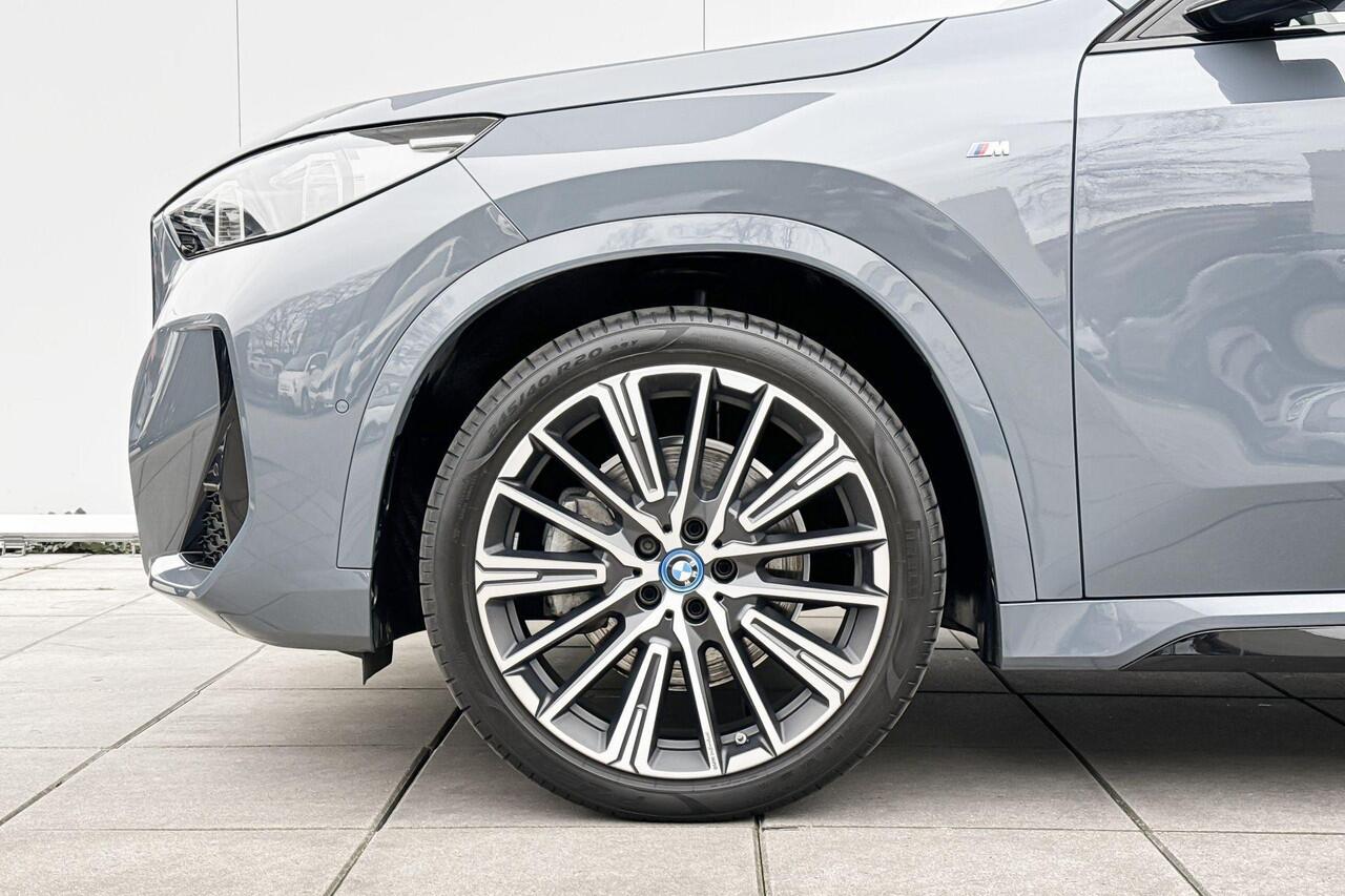BMW iX1 xDrive30 M-Sport Comfort Acces / Stuurwielrand Verwarming / Stoelverwarming / Getinte Ramen Achter / Adaptieve Led / Head Up Display / Harman Kardon / Parking Plus / Shadow Line Pack / Selections