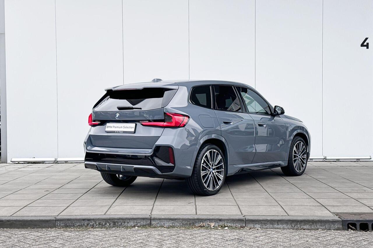 BMW iX1 xDrive30 M-Sport Comfort Acces / Stuurwielrand Verwarming / Stoelverwarming / Getinte Ramen Achter / Adaptieve Led / Head Up Display / Harman Kardon / Parking Plus / Shadow Line Pack / Selections