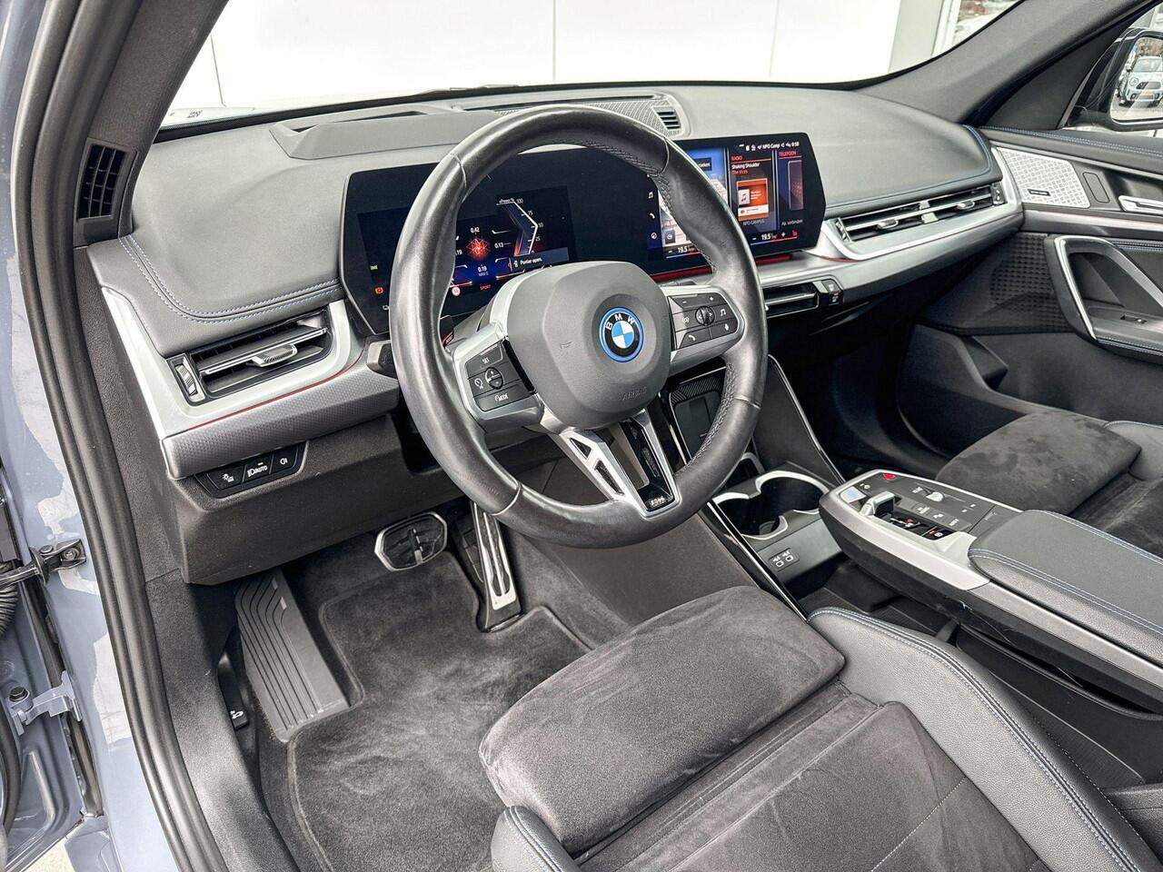 BMW iX1 xDrive30 M-Sport Comfort Acces / Stuurwielrand Verwarming / Stoelverwarming / Getinte Ramen Achter / Adaptieve Led / Head Up Display / Harman Kardon / Parking Plus / Shadow Line Pack / Selections