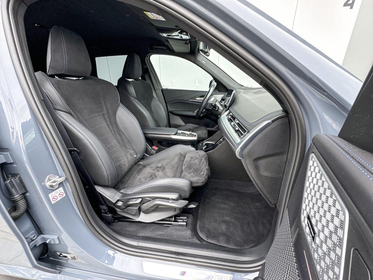 BMW iX1 xDrive30 M-Sport Comfort Acces / Stuurwielrand Verwarming / Stoelverwarming / Getinte Ramen Achter / Adaptieve Led / Head Up Display / Harman Kardon / Parking Plus / Shadow Line Pack / Selections