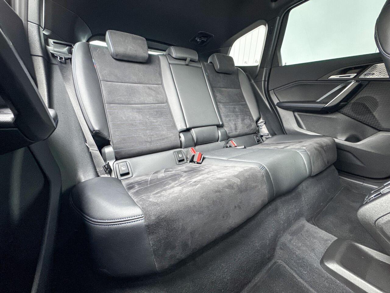 BMW iX1 xDrive30 M-Sport Comfort Acces / Stuurwielrand Verwarming / Stoelverwarming / Getinte Ramen Achter / Adaptieve Led / Head Up Display / Harman Kardon / Parking Plus / Shadow Line Pack / Selections