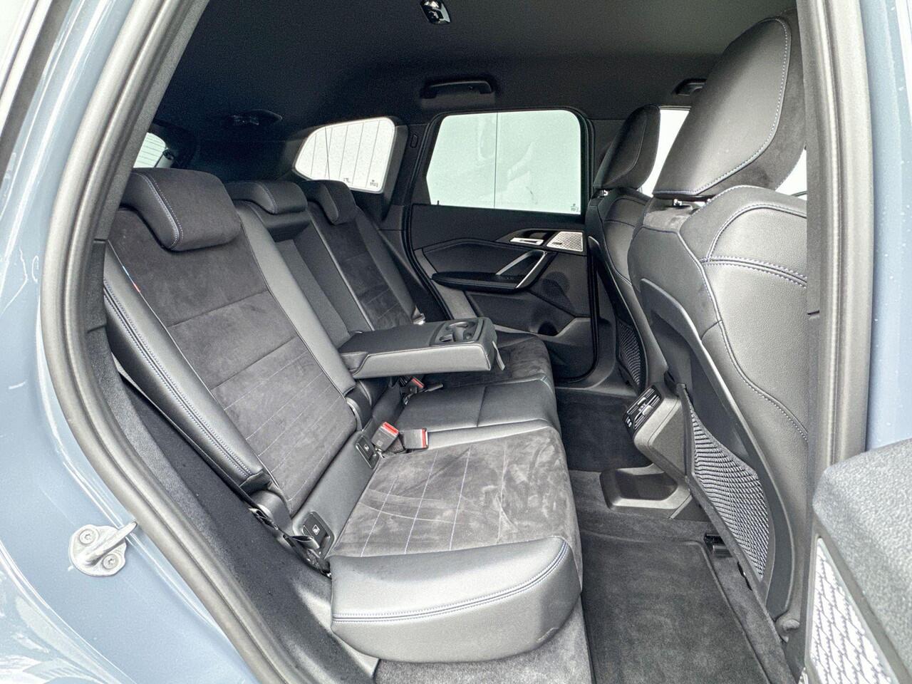 BMW iX1 xDrive30 M-Sport Comfort Acces / Stuurwielrand Verwarming / Stoelverwarming / Getinte Ramen Achter / Adaptieve Led / Head Up Display / Harman Kardon / Parking Plus / Shadow Line Pack / Selections