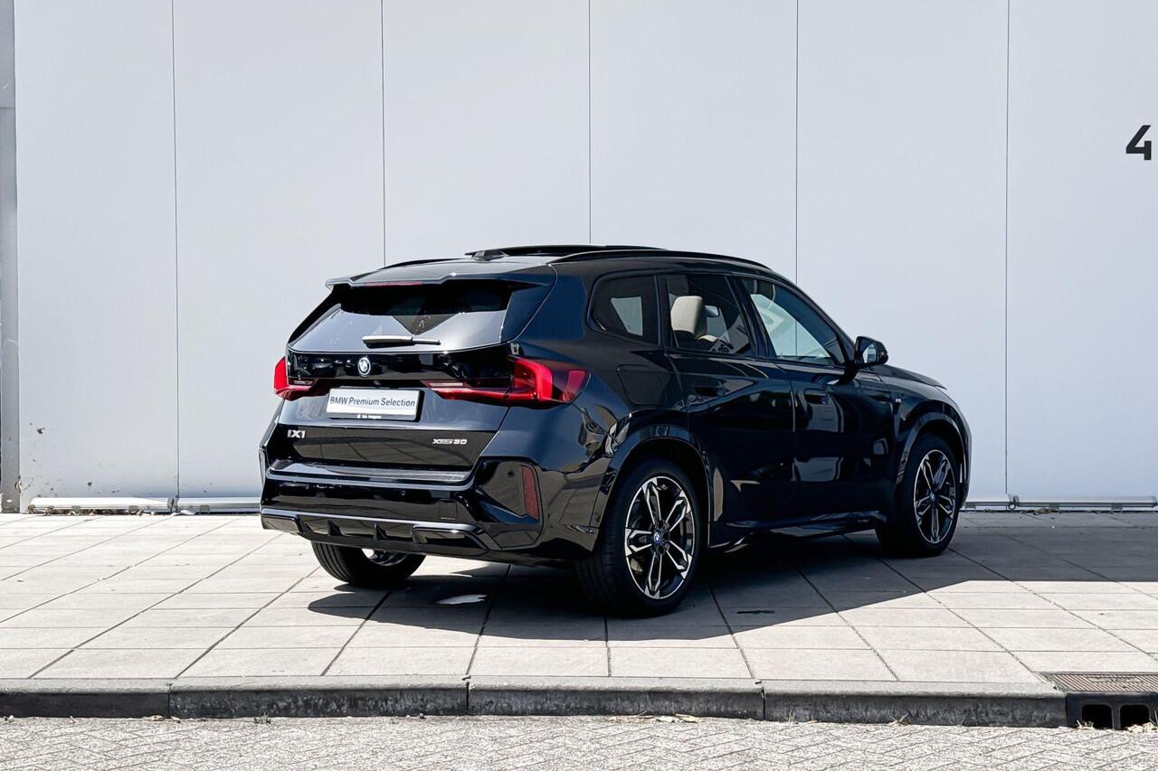 BMW iX1 xDrive30 M-Sport Glazen Schuifdak / Harman Kardon / 19 Inch / Stoelverwarming / Selections