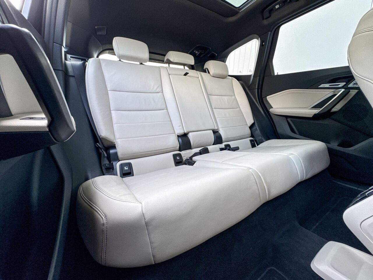 BMW iX1 xDrive30 M-Sport Glazen Schuifdak / Harman Kardon / 19 Inch / Stoelverwarming / Selections