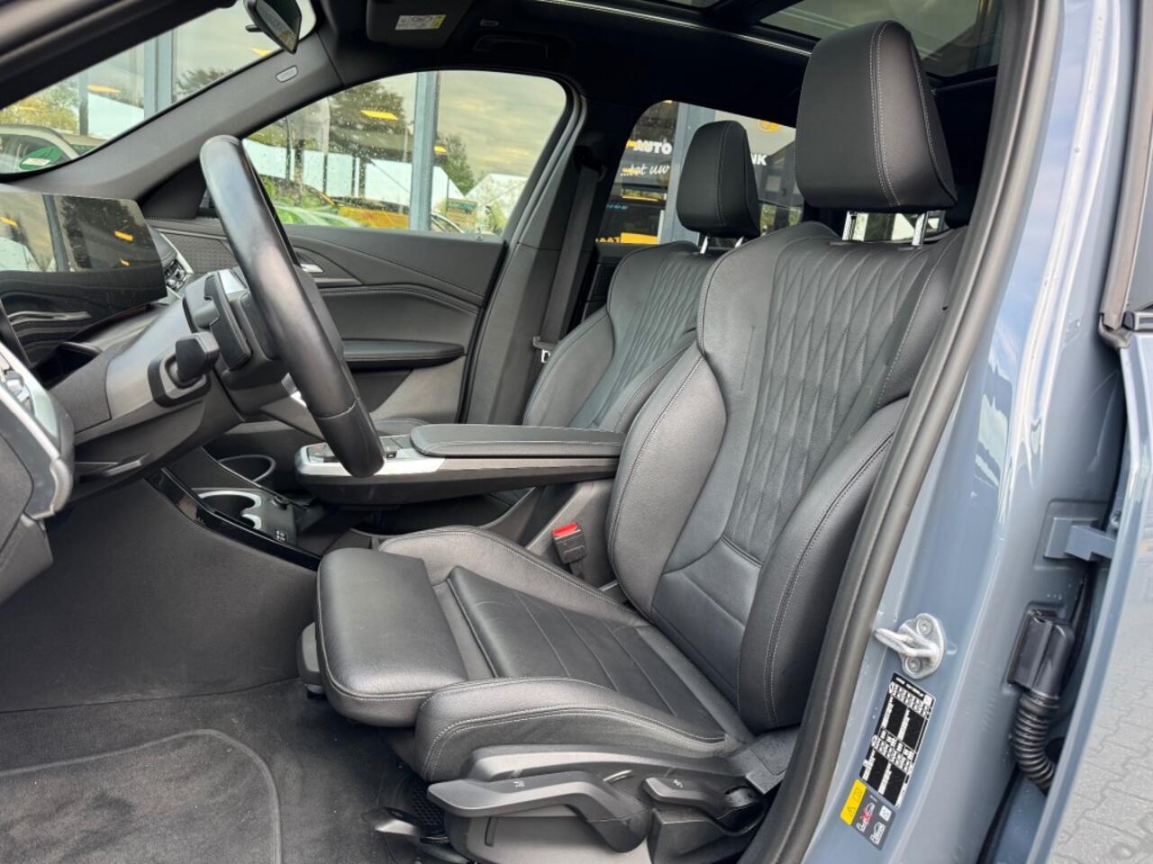 BMW iX1 xDrive 30 M Sport - Panoramadak - trekhaak - leer - camera