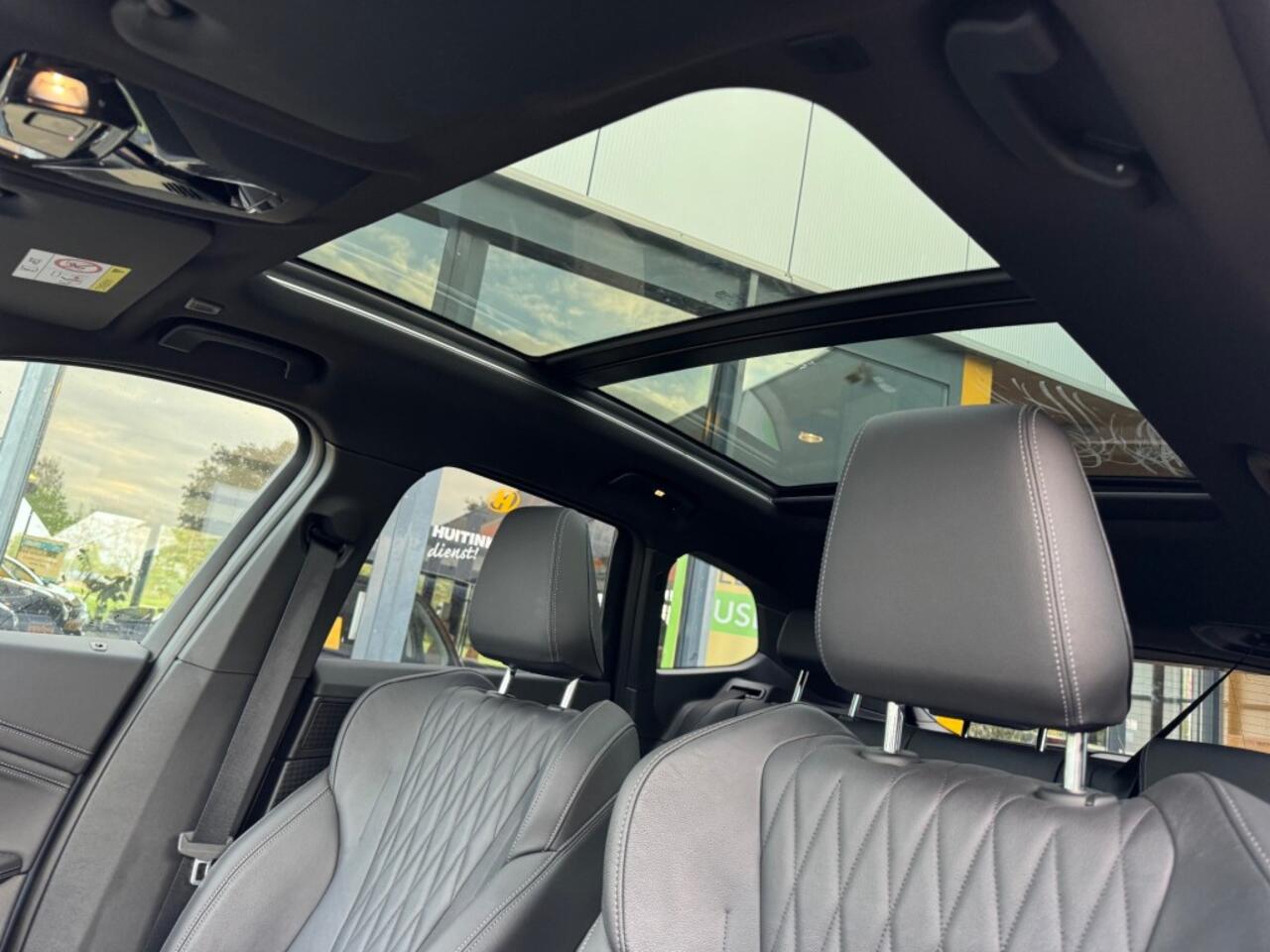 BMW iX1 xDrive 30 M Sport - Panoramadak - trekhaak - leer - camera