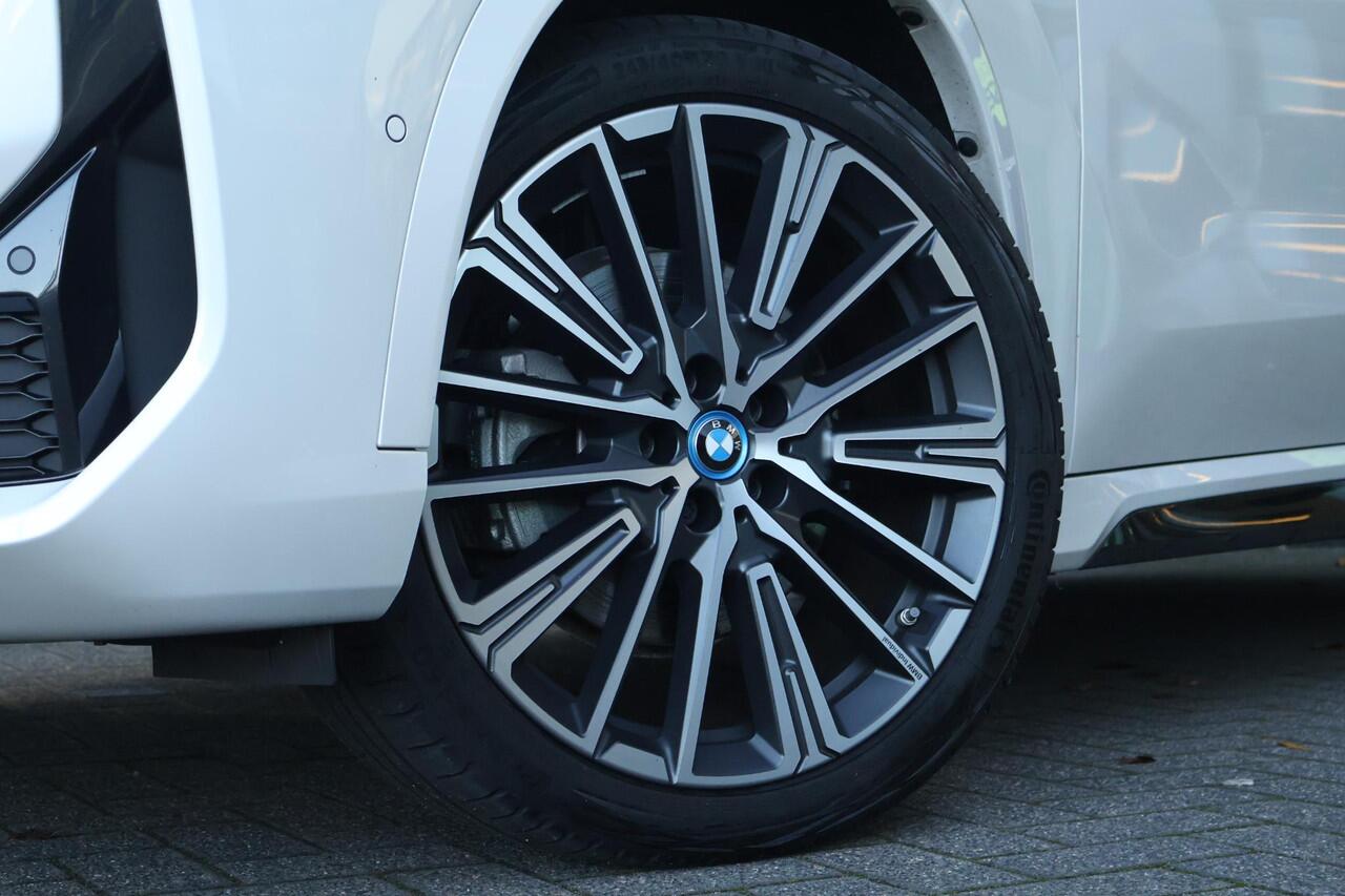 BMW iX1 xDrive30 Launch Edition 67 kWh / SoH 98,6% / M-Sport / Harman Kardon / Memory