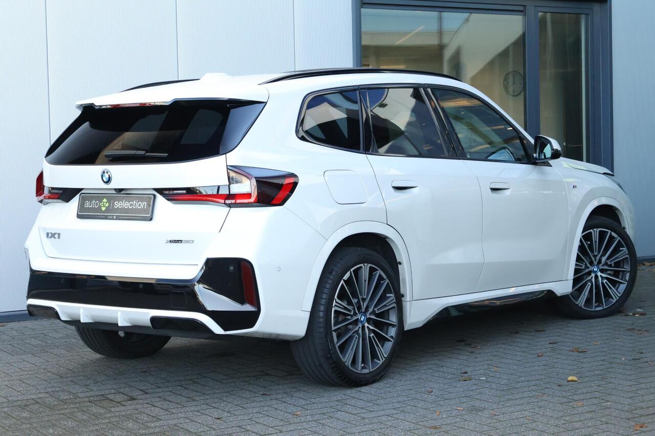 BMW iX1 xDrive30 Launch Edition 67 kWh / SoH 98,6% / M-Sport / Harman Kardon / Memory