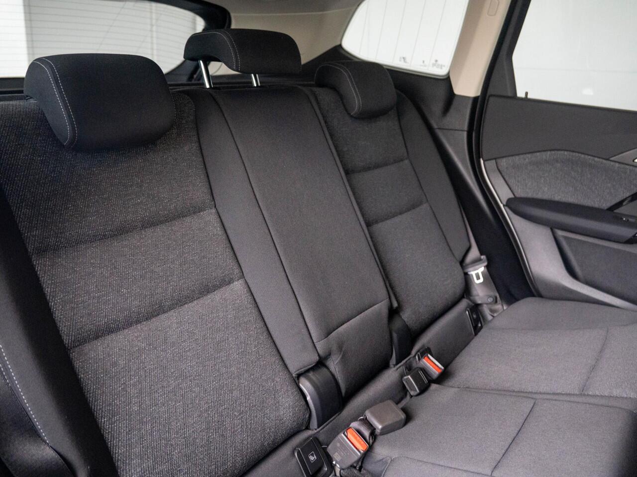 BMW iX1 xDrive30 | Driving Assistant Plus | Achteruitrijcamera | Sportstoelen | PDC | 17''