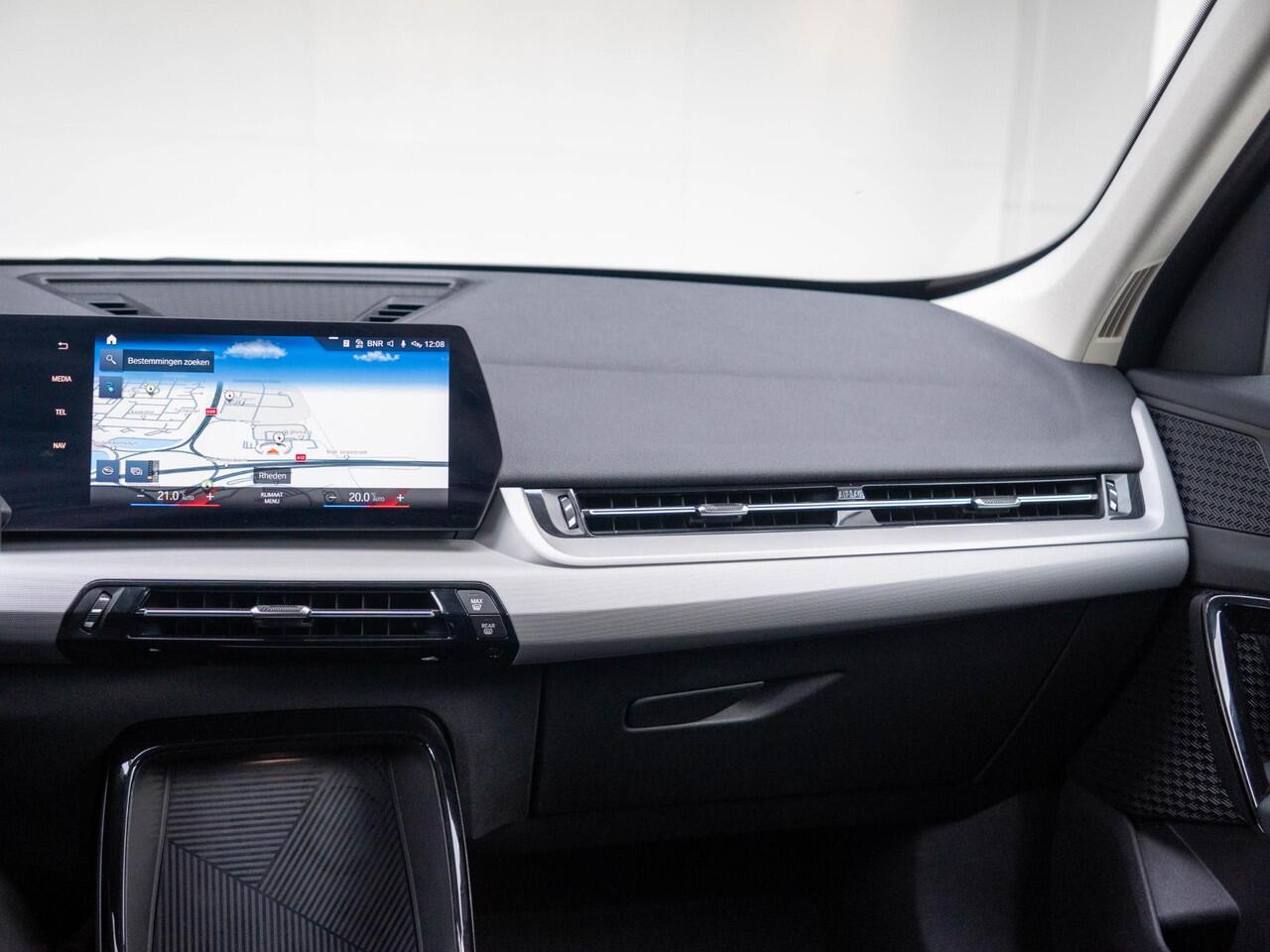 BMW iX1 xDrive30 | Driving Assistant Plus | Achteruitrijcamera | Sportstoelen | PDC | 17''