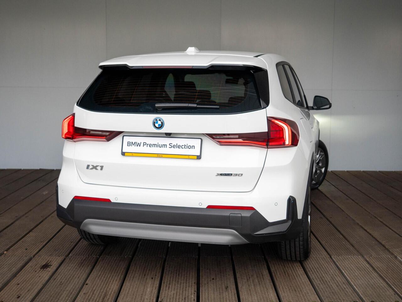 BMW iX1 xDrive30 | Driving Assistant Plus | Achteruitrijcamera | Sportstoelen | PDC | 17''