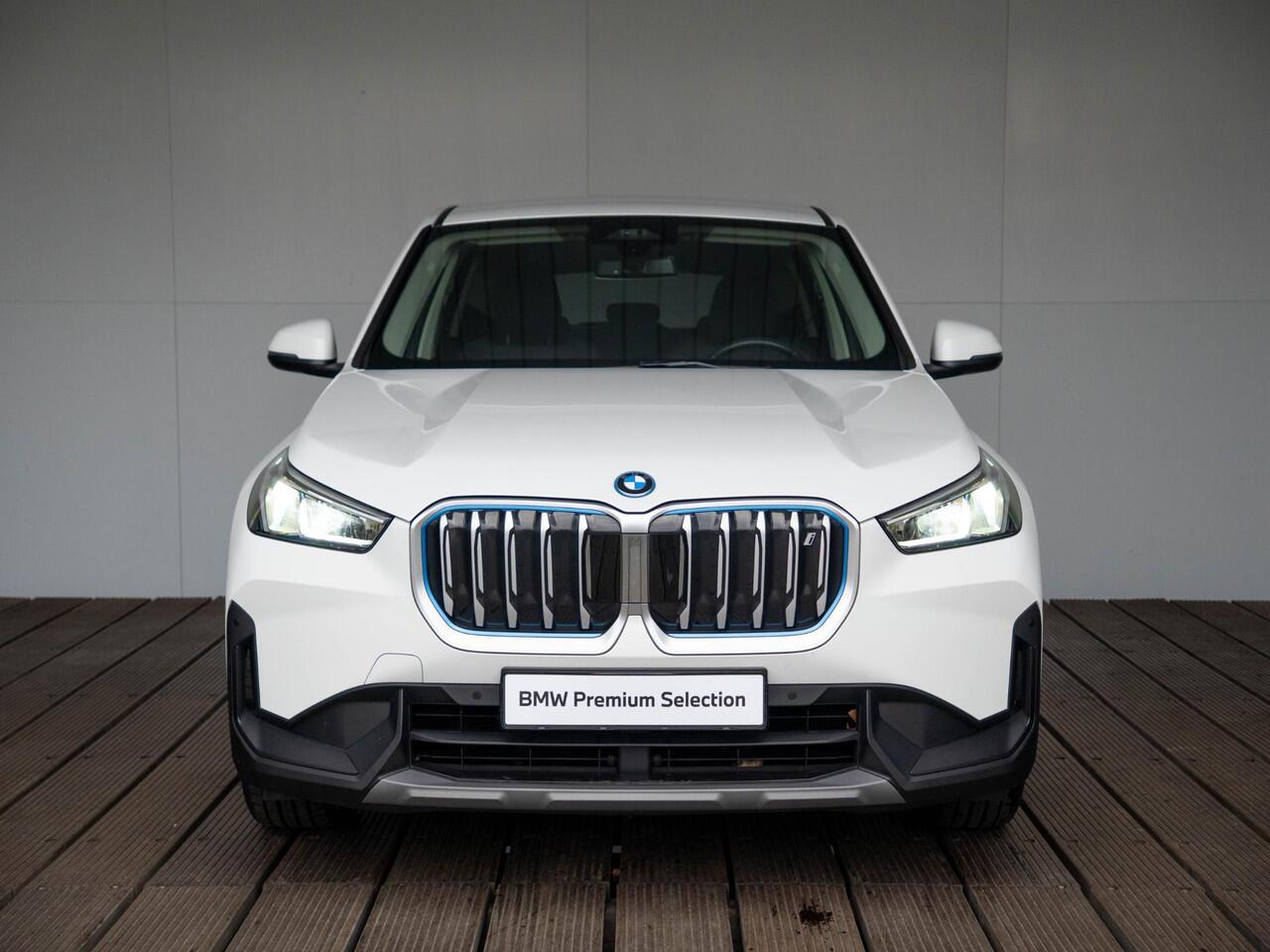 BMW iX1 xDrive30 | Driving Assistant Plus | Achteruitrijcamera | Sportstoelen | PDC | 17''