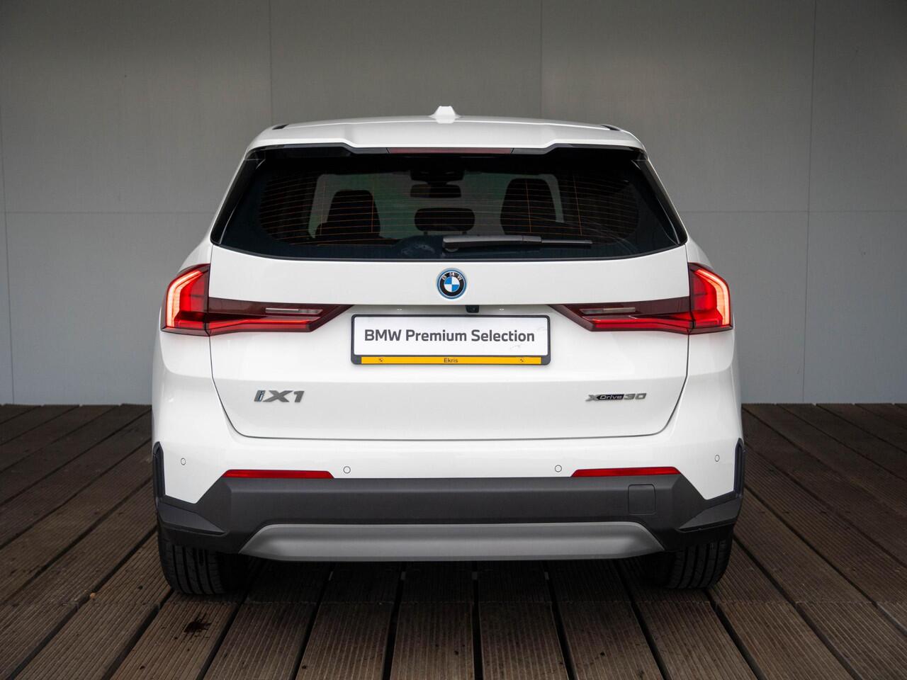 BMW iX1 xDrive30 | Driving Assistant Plus | Achteruitrijcamera | Sportstoelen | PDC | 17''