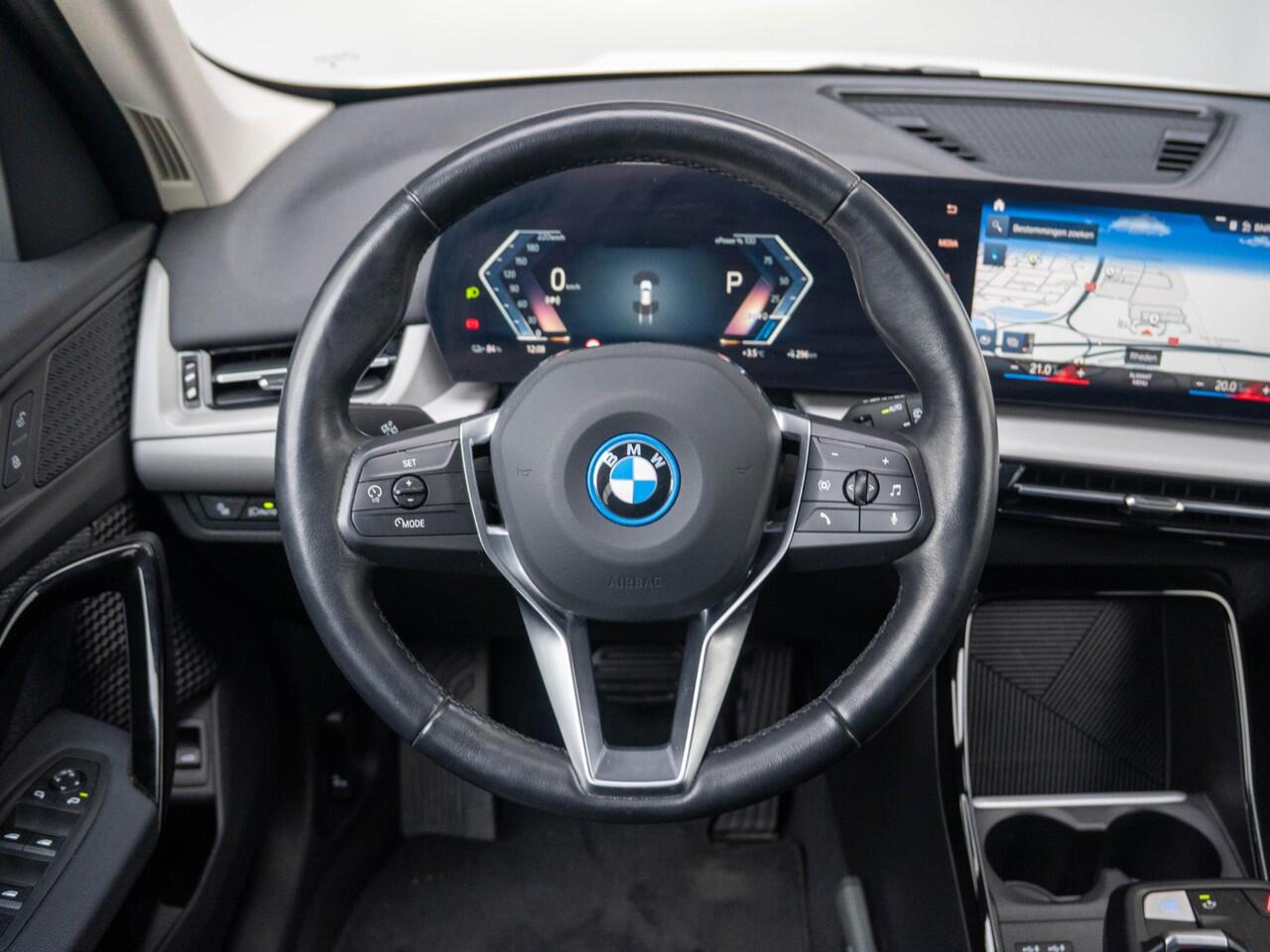 BMW iX1 xDrive30 | Driving Assistant Plus | Achteruitrijcamera | Sportstoelen | PDC | 17''