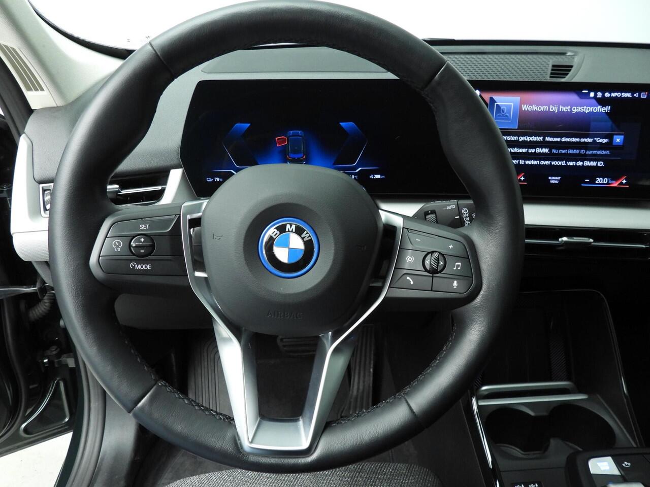BMW iX1 xDrive30 | LED | HUD | Schuifdak | Stoelverwarming | Keyless go | Sportstoelen | DAB | Alu 17 inch