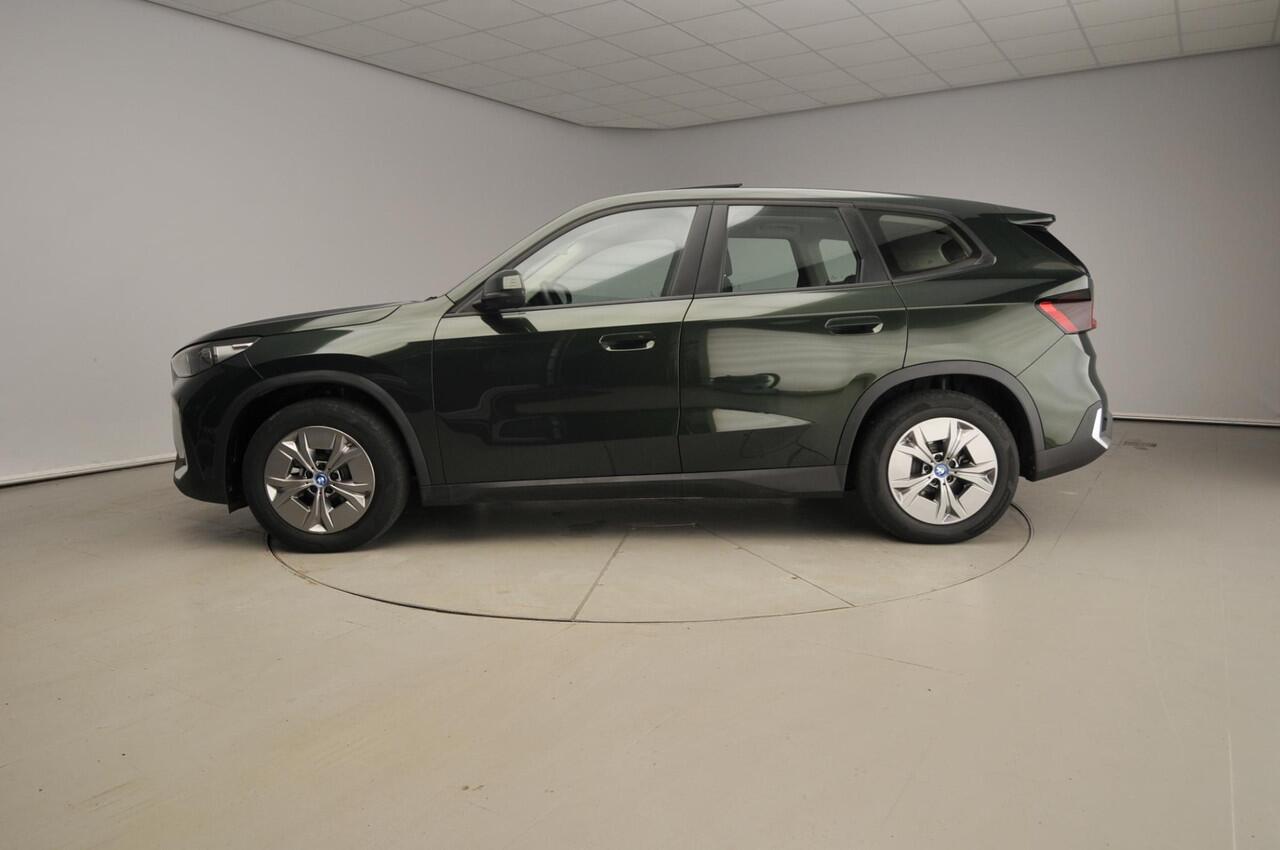 BMW iX1 xDrive30 | LED | HUD | Schuifdak | Stoelverwarming | Keyless go | Sportstoelen | DAB | Alu 17 inch