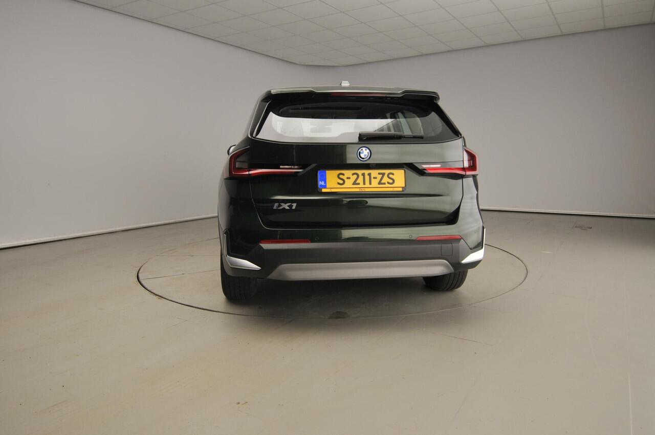 BMW iX1 xDrive30 | LED | HUD | Schuifdak | Stoelverwarming | Keyless go | Sportstoelen | DAB | Alu 17 inch