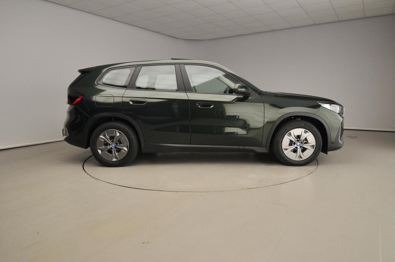 BMW iX1 xDrive30 | LED | HUD | Schuifdak | Stoelverwarming | Keyless go | Sportstoelen | DAB | Alu 17 inch