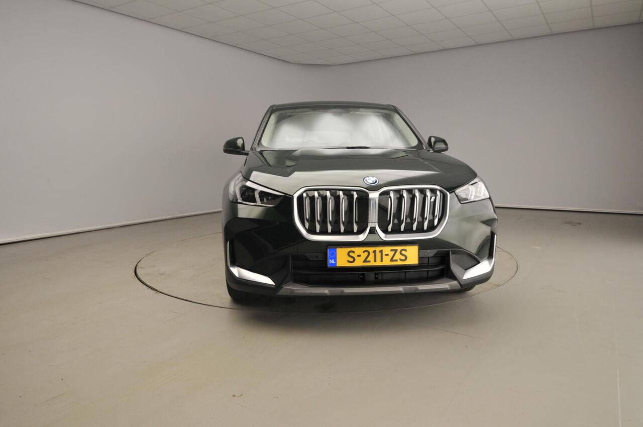 BMW iX1 xDrive30 | LED | HUD | Schuifdak | Stoelverwarming | Keyless go | Sportstoelen | DAB | Alu 17 inch