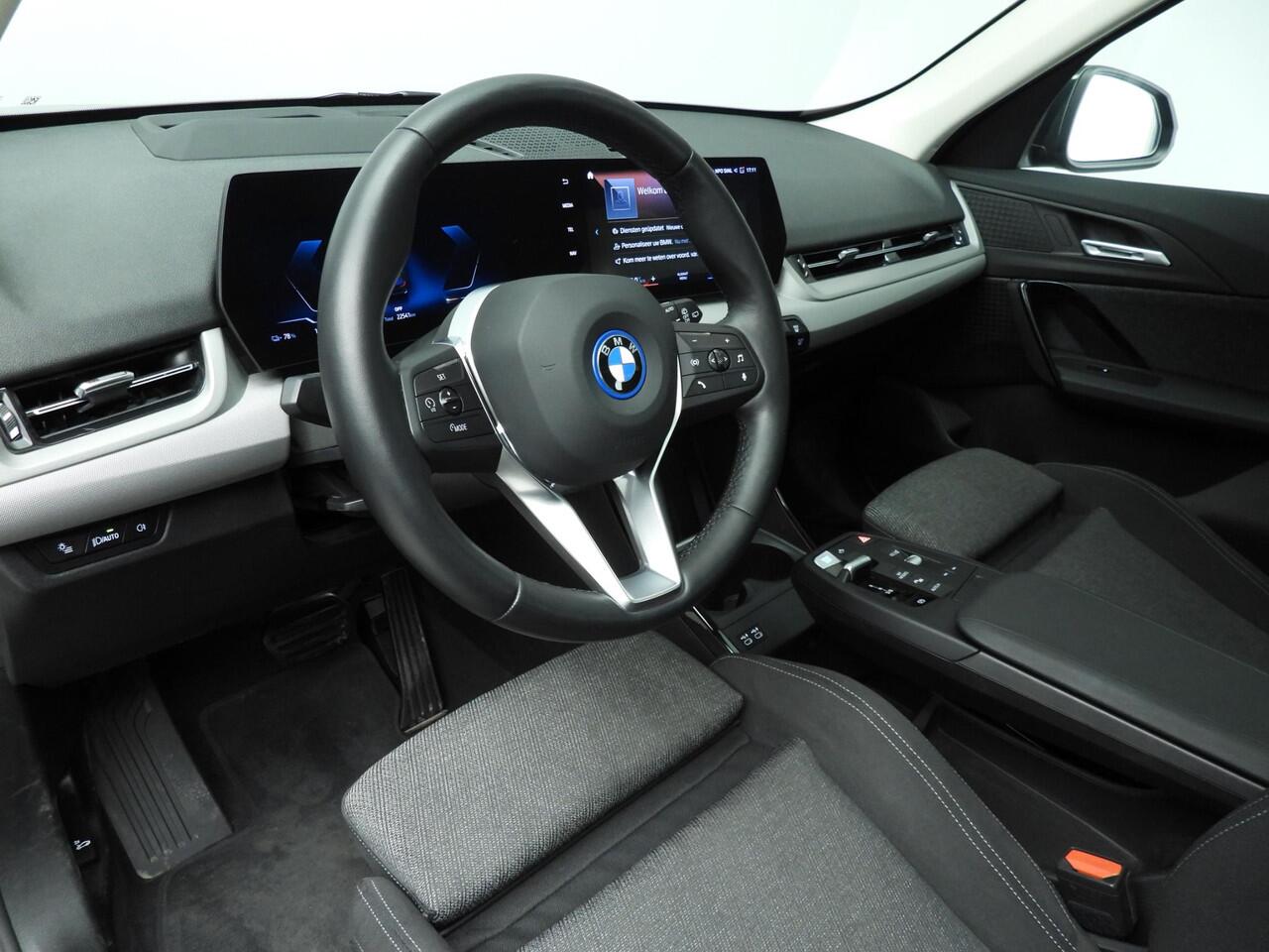 BMW iX1 xDrive30 | LED | HUD | Schuifdak | Stoelverwarming | Keyless go | Sportstoelen | DAB | Alu 17 inch