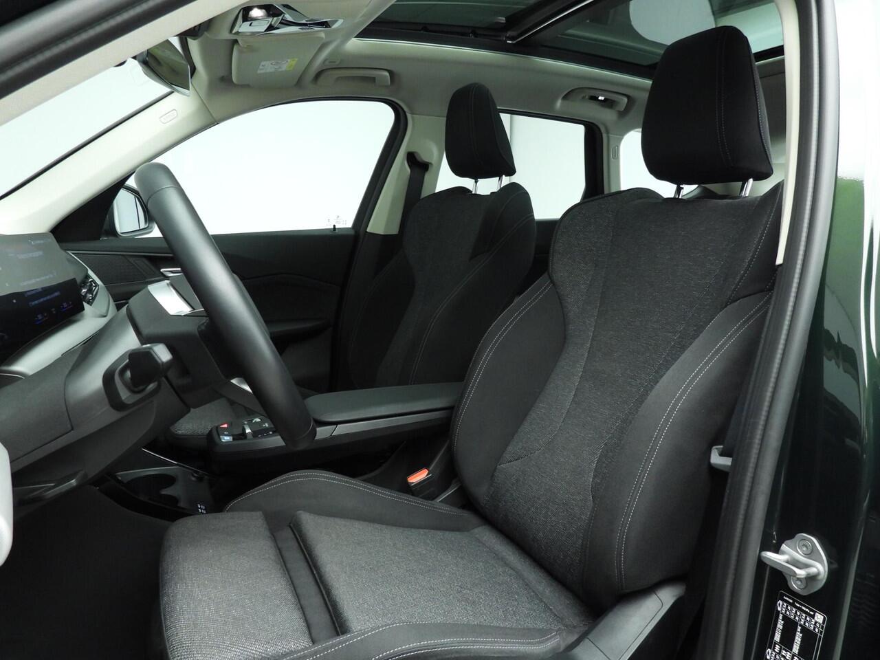 BMW iX1 xDrive30 | LED | HUD | Schuifdak | Stoelverwarming | Keyless go | Sportstoelen | DAB | Alu 17 inch