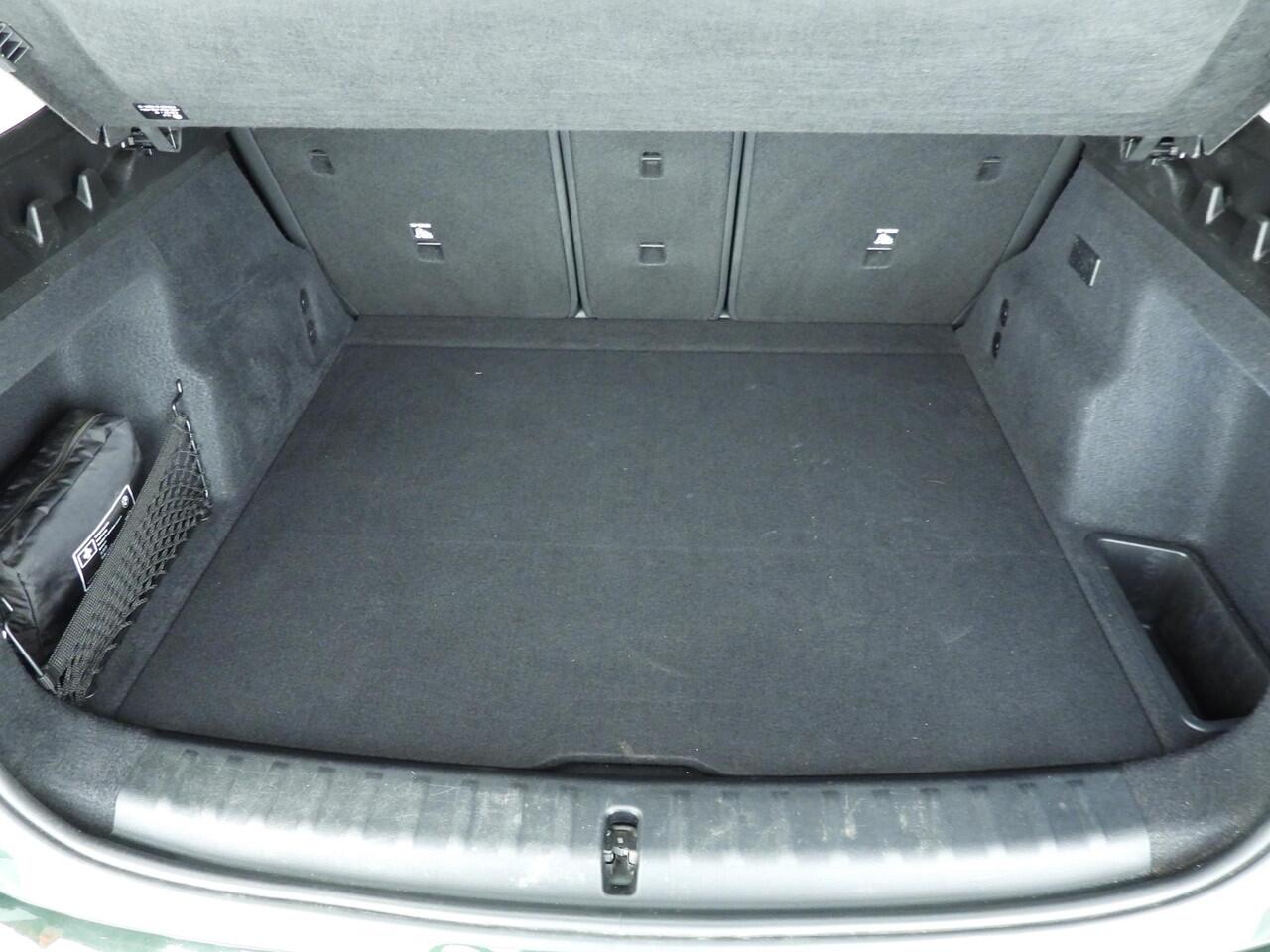 BMW iX1 xDrive30 | LED | HUD | Schuifdak | Stoelverwarming | Keyless go | Sportstoelen | DAB | Alu 17 inch