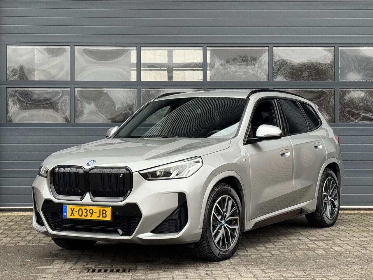 BMW iX1 XDRIVE30 LAUNCH EDITION 67 KWH I M-SPORTPAKKET I 99% SOH I APPLE CARPLAY I P-CAMERA