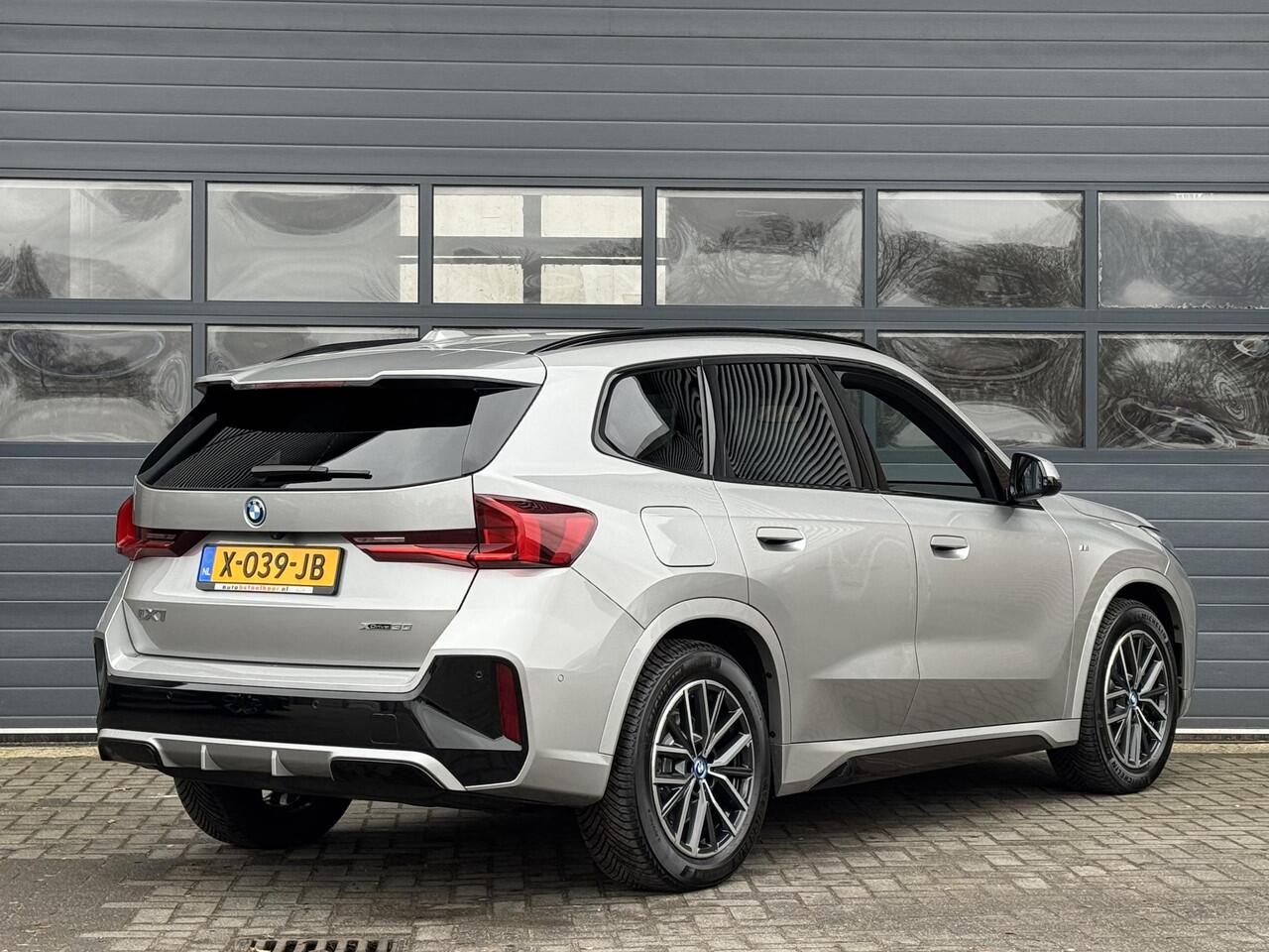 BMW iX1 XDRIVE30 LAUNCH EDITION 67 KWH I M-SPORTPAKKET I 99% SOH I APPLE CARPLAY I P-CAMERA