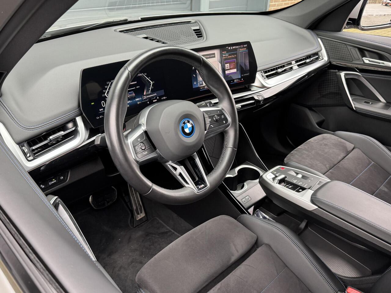 BMW iX1 XDRIVE30 LAUNCH EDITION 67 KWH I M-SPORTPAKKET I 99% SOH I APPLE CARPLAY I P-CAMERA