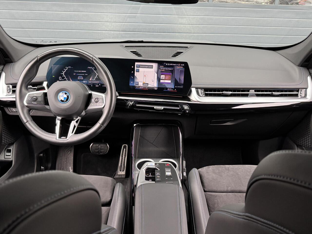 BMW iX1 XDRIVE30 LAUNCH EDITION 67 KWH I M-SPORTPAKKET I 99% SOH I APPLE CARPLAY I P-CAMERA