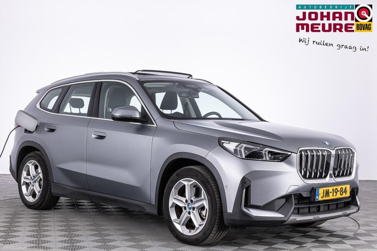 BMW iX1 xDrive30 Launch Edition 67 kWh *SOH 99%* PANORAMADAK | Head-Up | Frozen Pure Grey Metallic ! .
