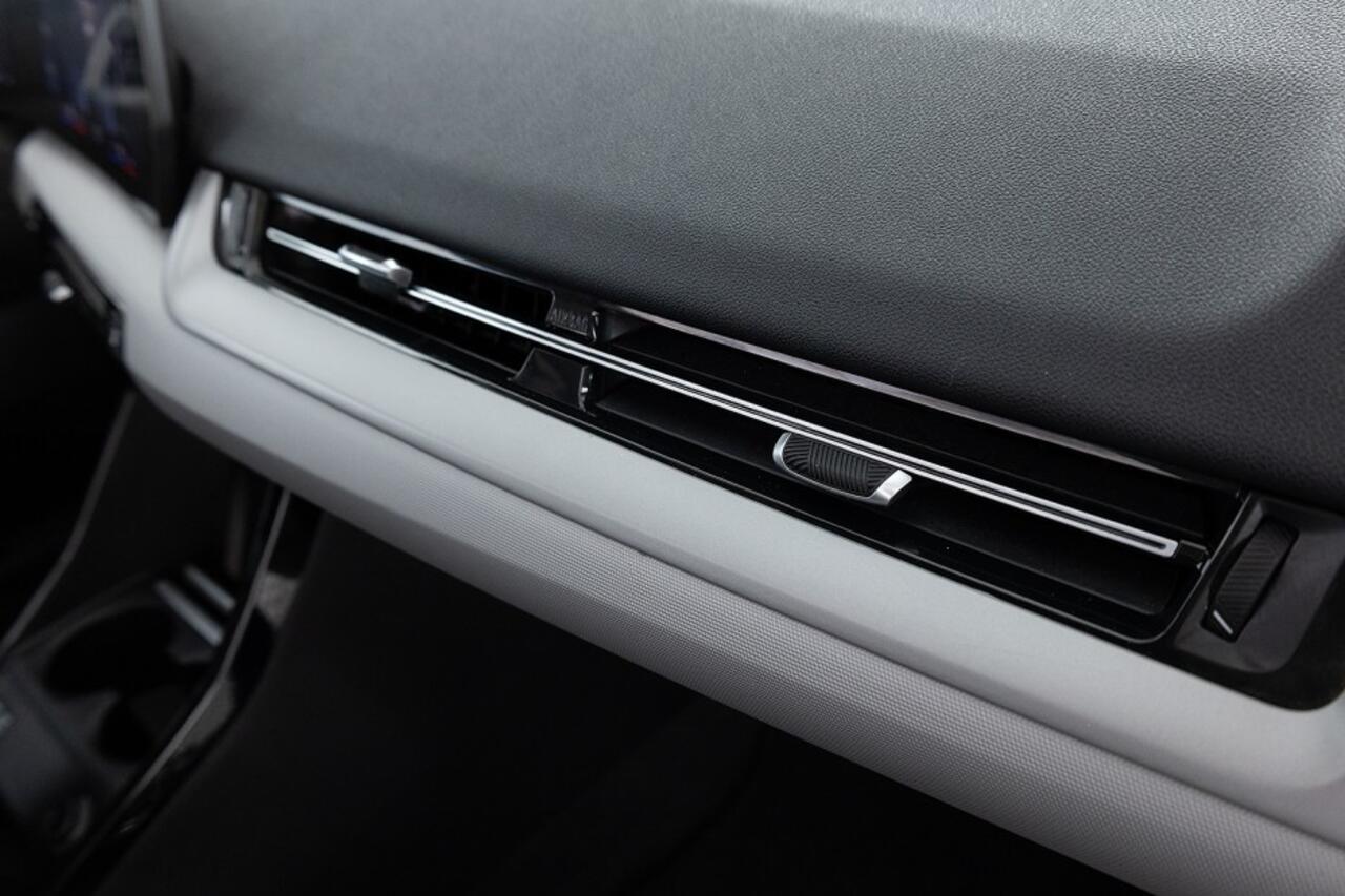BMW iX1 xDrive30 Launch Edition 67 kWh *SOH 99%* PANORAMADAK | Head-Up | Frozen Pure Grey Metallic ! .