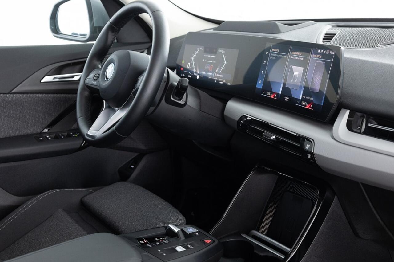 BMW iX1 xDrive30 Launch Edition 67 kWh *SOH 99%* PANORAMADAK | Head-Up | Frozen Pure Grey Metallic ! .