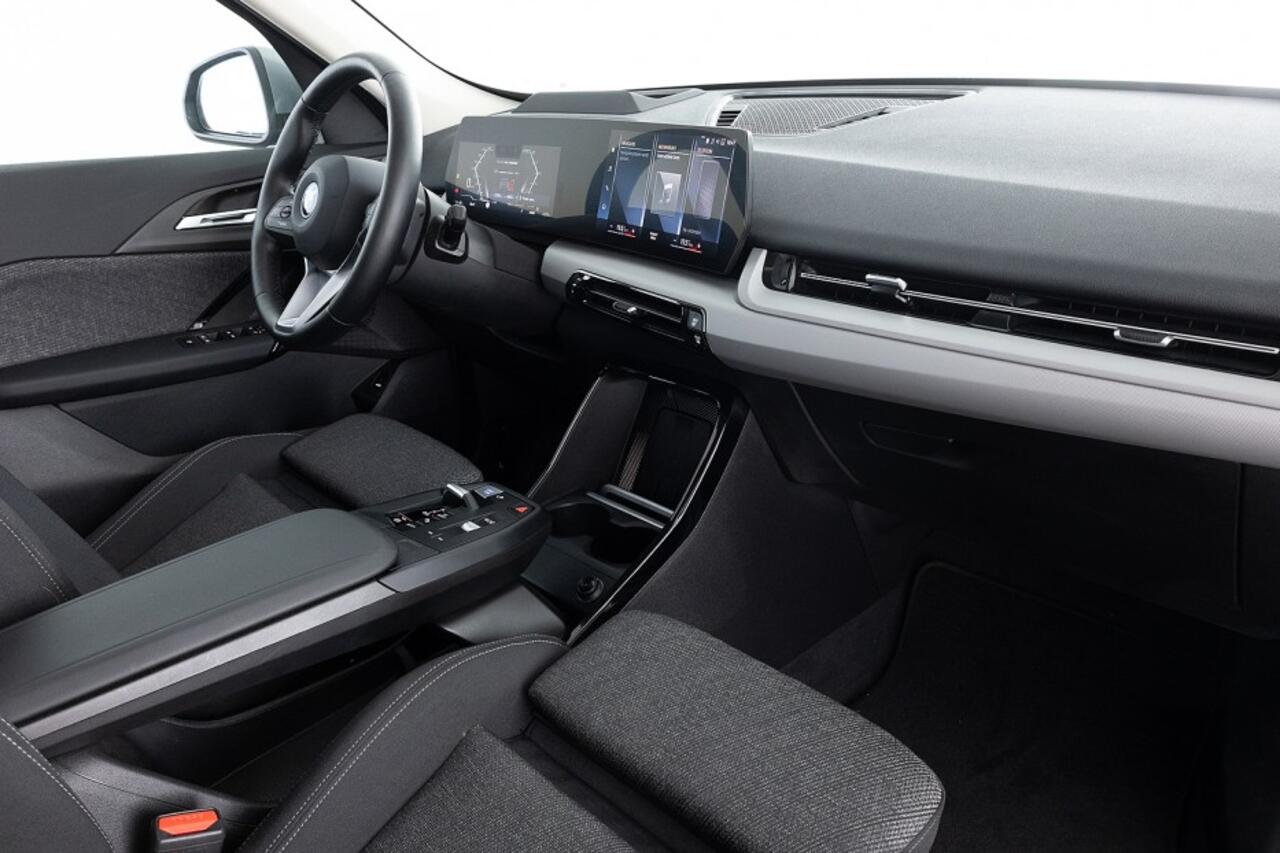 BMW iX1 xDrive30 Launch Edition 67 kWh *SOH 99%* PANORAMADAK | Head-Up | Frozen Pure Grey Metallic ! .