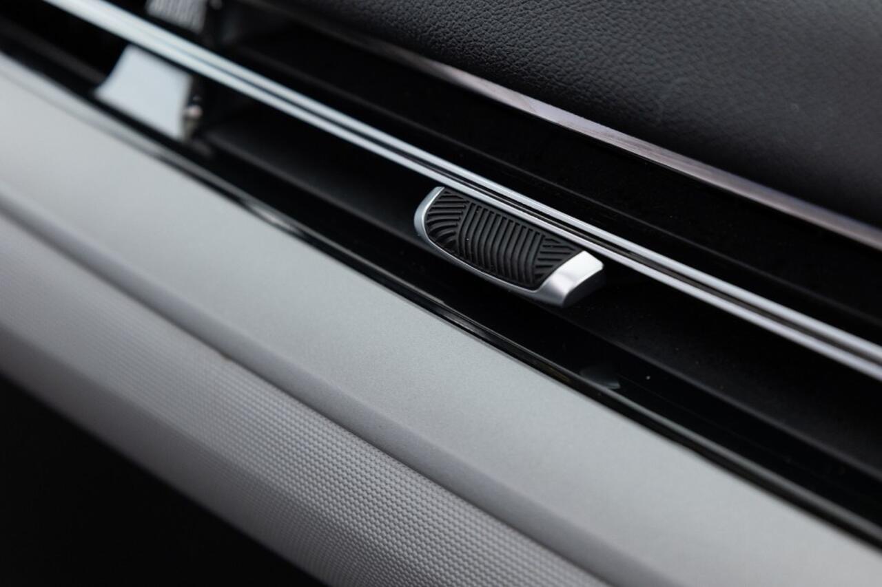 BMW iX1 xDrive30 Launch Edition 67 kWh *SOH 99%* PANORAMADAK | Head-Up | Frozen Pure Grey Metallic ! .