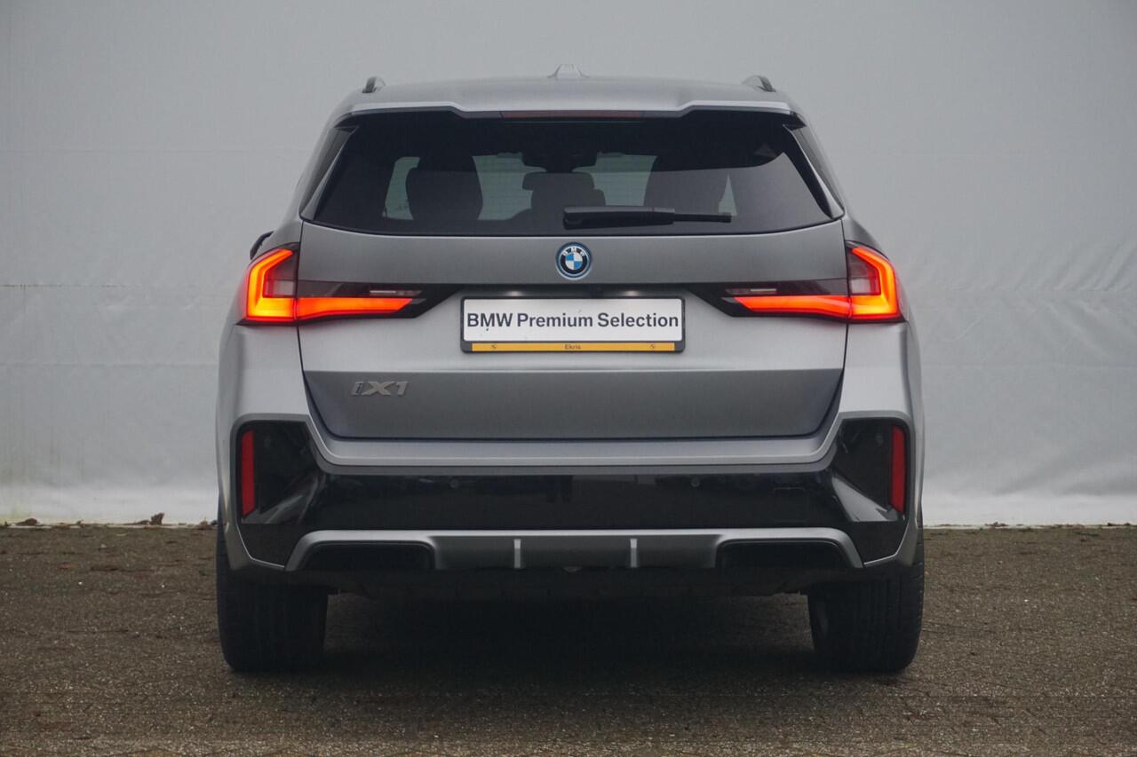 BMW iX1 eDrive20 M Sportpakket 20'' / Harman Kardon / Panoramadak / Comfort Acces / Trekhaak