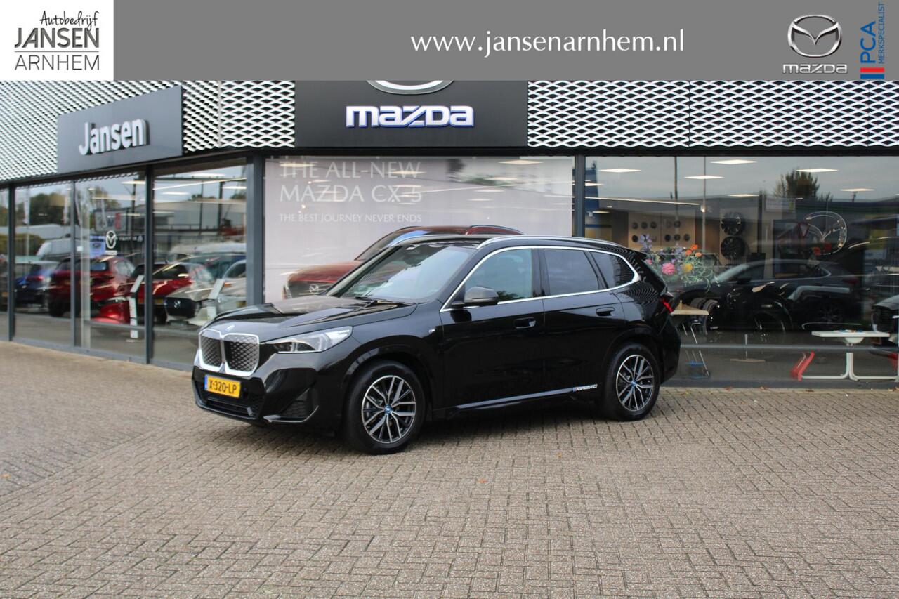 BMW iX1 eDrive20 67 kWh , Automaat, M-Sportpakket, Leder/alcantara Bekleding, Navi, Clima, Camera, Adap.Cruise, Stoelverwarming, Apple Carplay, Andoid Auto, LMV 18 Inch, Dakrails